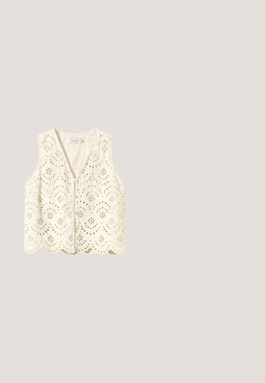 Veste sans manches crème avec boutons, broderie florale à jour et ourlet festonné de Noella, présentée sur fond blanc.; Top blanc sans manches à col licou avec une encolure en trou de serrure et une fermeture à nouer, doté d'une taille cintrée et d'un ourlet légèrement évasé.; Pantalon taille haute à jambes larges avec des rayures verticales vertes sur tissu crème, présentant des plis à l'avant et une ceinture avec passants.; Sandale à glisser avec une tige tissée crème, semelle en caoutchouc noire et deux sangles réglables avec des accents en métal. Design texturé sur l'ensemble.; Lunettes de soleil en écaille de tortue avec des verres rectangulaires, monture épaisse et verres teintés foncés. Texture lisse et design minimaliste.; Sac besace beige tissé avec sangle tressée, pompons en cuir, perles colorées et logo métallique "Desigual" sur le rabat avant.