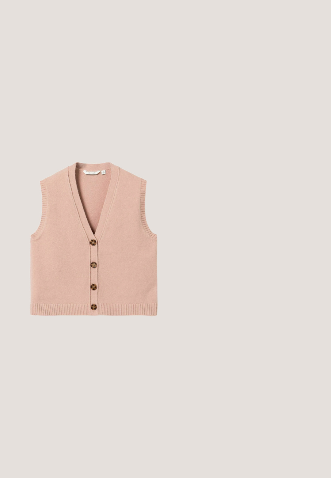 Mouwloos gebreid vest in stoffig roze met V-hals en vier schildpadknopen aan de voorkant, geribbelde randen bij de zoom en armsgaten.; Roze kortekarm gebreid topje met een ribbelstructuur, voorzien van een klassieke kraag en een rechte snit. Zachte stof met een gladde afwerking.; Rood-wit geruit stofje met geplooide tailleband, met een gestructureerd weefsel en subtiele glans. Kreukels zichtbaar in het materiaal.; Roze suède sneaker met witte strepen, witte veters en een bruine rubberen zool, zijaanzicht op een witte achtergrond.; Bruine ovale zonnebril met smalle monturen en licht getinte bruine glazen, getoond op een effen witte achtergrond.; Bruine geweven leren handtas met korte handgreep en verstelbare schouderriem, met goudkleurige gesp en ritssluiting.