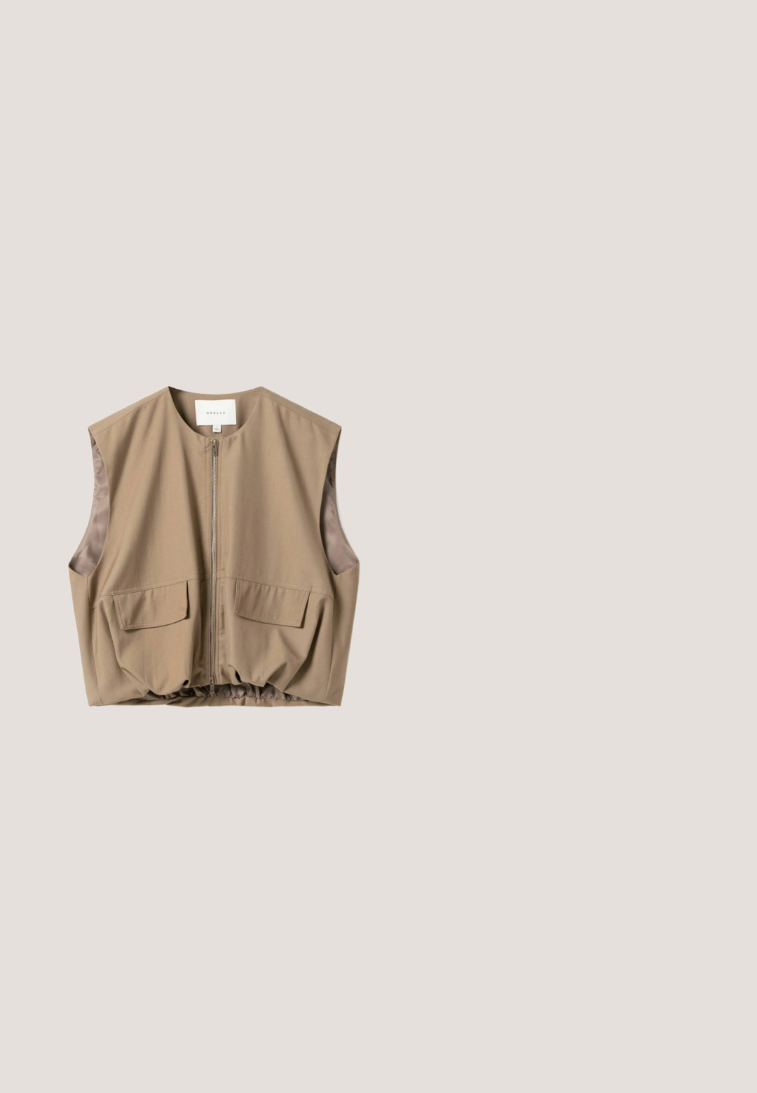 Mouwloos beige vest met ritssluiting aan de voorkant, twee klepzakken, ronde hals en elastische zoom, merk Noella.; Lichtroze longsleeve t-shirt met een ronde hals, gemaakt van zachte stof met een gladde textuur, met een getailleerd ontwerp en lichte stretch.; Donkerblauwe wijde jeans met een hoge taille, voorzien van omgeslagen manchetten, contrasterende stiksels en een vijf-pocket ontwerp. Gemaakt van denim stof.; Bruine suède G-Star lage sneaker met vetersluiting en witte binnenvoering, weergegeven vanaf de linkerkant op een witte achtergrond.; Vierkante zonnebrillen met schildpadmotief monturen en donker gradientlenzen, schuin gepositioneerd op een effen lichte achtergrond.; Bruine leren emmertas met een gestructureerde afwerking, gouden kettingriem en trekkoordsluiting. Bevat geperst merk op de voorkant.