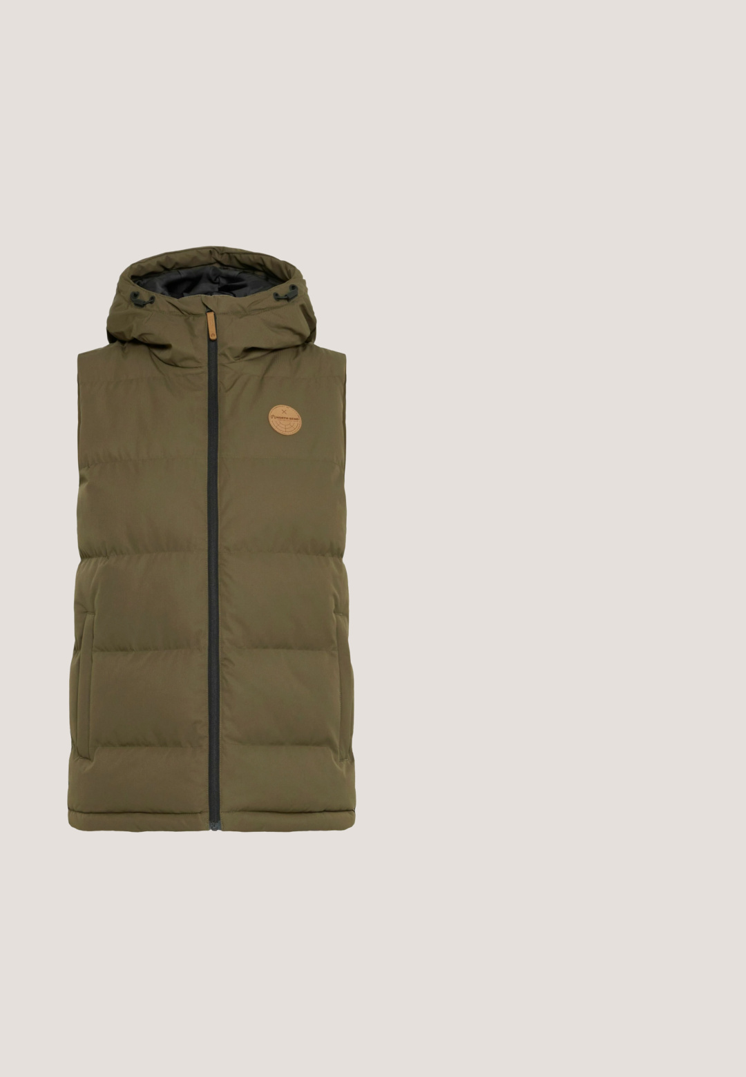 Gilet sans manches en duvet vert olive avec capuche, doté d'une fermeture à glissière centrale, de poches latérales et d'un patch en cuir rond sur la poitrine.; Pull en polaire gris clair avec un col haut, fermeture éclair demi-zippée, poches latérales avec zippers et une texture lisse. Logo simple sur la poitrine.; T-shirt en coton vert clair à manches courtes avec col rond et petit logo North Bend centré sur la poitrine.; Pantalon cargo vert olive avec taille élastique, cordon noir, poches latérales zippées, poches à rabat sur les jambes et poignets élastiques.; Chaussure de sport grise et noire avec un dessus en maille et en synthétique, un col rembourré et une semelle texturée. Présente des lacets et des accents blancs.; Pochette en nylon verte de forme rectangulaire, avec une fermeture éclair et une sangle de poignet. Présente un accent logo argenté à l'avant. Texture lisse.