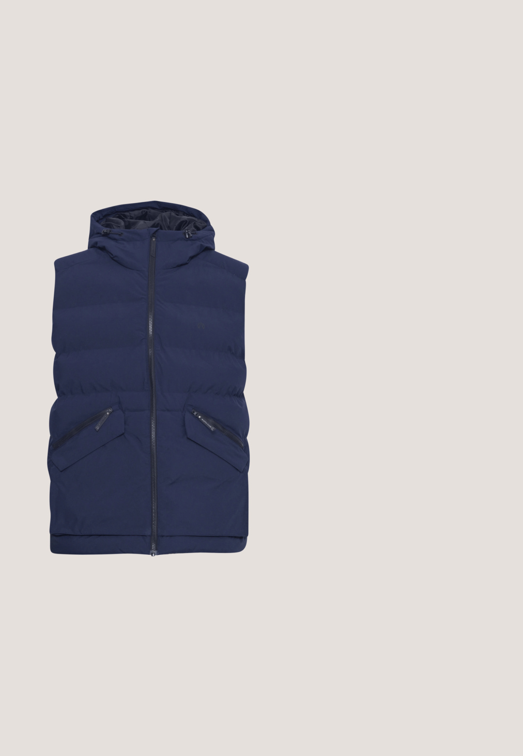 Gilet matelassé bleu marine avec une fermeture éclair sur toute la longueur, capuche réglable et deux poches zippées inclinées à l'avant. Texture lisse.; Pull léger bleu clair à col rond, avec des manches longues et des bords côtelés, en tissu tricoté fin.; T-shirt en coton bleu clair, avec un col rond et des manches courtes. Design simple avec une texture lisse, sans motifs ni embellissements.; Jean en denim bleu foncé avec une coupe slim, design à cinq poches et surpiqûres contrastées, doté d'une fermeture à bouton et de passants de ceinture.; Baskets blanches avec des détails en suède beige, talon marine et semelle en caoutchouc texturé. Présente un design classique à lacets et une finition en cuir lisse.; Sac à dos bleu marine avec plusieurs compartiments zippés, poches latérales, poignée supérieure et logo Guess sur la poche avant.