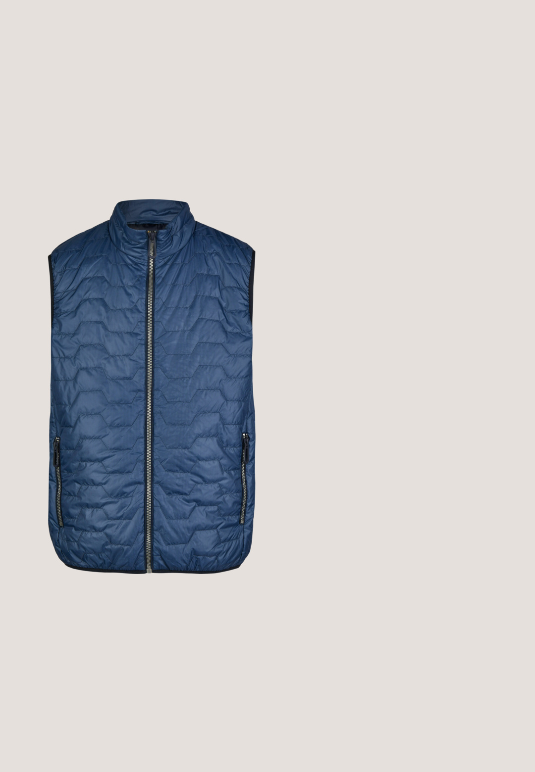 Marineblau gesteppte Weste mit hohem Kragen, zwei Reißverschluss-Seitentaschen und silbernem Frontreißverschluss. Verfügt über ein Sechseckmuster und eine glatte Textur.; Blaues Langarm-Polohemd mit drei Knöpfen, weißen, orangefarbenen und braunen horizontalen Streifen über der Brust sowie einem runden Lederaufnäher am linken Ärmel.; Blaue gerade geschnittene Hose mit Gesäßtaschen, Gürtelschlaufen und Knopfverschluss von der Marke Brax.; Marineblaue und graue Sneaker mit weißer Sohle, braunem Fersenlasche, Schnürdesign und "bugatti"-Logo an der Seite.; Timberland Sonnenbrille - dunkler havanna; Kompakte blaue Leder-Umhängetasche mit Frontklappe, Reißverschluss und dezenten Metall-Logodetails.