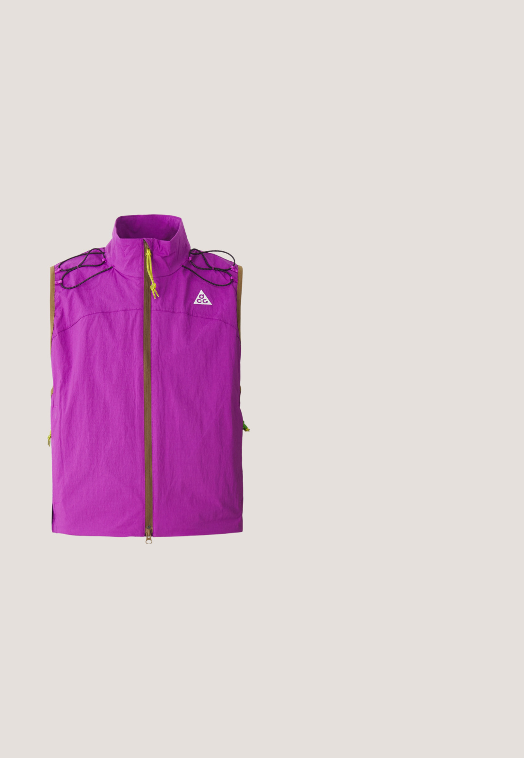 Paarse mouwloze vest met hoge kraag, rits aan de voorkant, zwarte koorddetails op de schouders en klein wit driehoekig logo op de borst.; Zwarte shirt met lange mouwen en hoge kraag, gemaakt van textuurstof. Heeft grijze zijpanelen en het "NIKE TECH" logo op de borst.; Zwarte lichtgewicht cargobroek met een elastische tailleband, zijritsen en ruime zakken. Heeft een losse pasvorm en taps toelopende boorden.; Zwarte en olijfgroene Nike Air Max-schoen met een gladde bovenkant, ritssluiting en onderscheidende luchtkussens op de zool. Blauwe binnenzool zichtbaar.; Zonnebril met een groot zwart glas en een felgele montuur. Hoekig ontwerp met een opvallende dubbele brug en dunne veren.; Zwarte rechthoekige pouch van textuurstof, met ritssluiting en twee blauwe accentkoorden. De voorkant heeft een eenvoudige zak en een geperst logo.