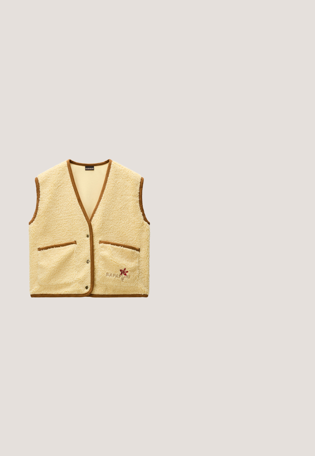Napapijri BLOOM VEST - Vest - light beige; Gul sweatshirt lavet af blødt bomuld med rund halsudskæring, ribbede manchetter og kant, samt med en diskret præget logo på forsiden.; Gul bomuldst-shirt med rund halsudskæring, korte ærmer og et diskret logodesign på venstre bryst. Glat tekstur, klassisk pasform.; Brune vidde-ben bukser med knapper på siden til justering, bæltestropper, sidelommer og knaplukning foran.; Brun ruskind udendørs sko med blå snørebånd, sort gummisål og et strømlinet design. Har en bageste pull-tab for nem påtagning.; Olivengrøn og sort duffelbag med sorte håndtag, frontlynlåslomme og et norsk flagpatch på frontpanelet.