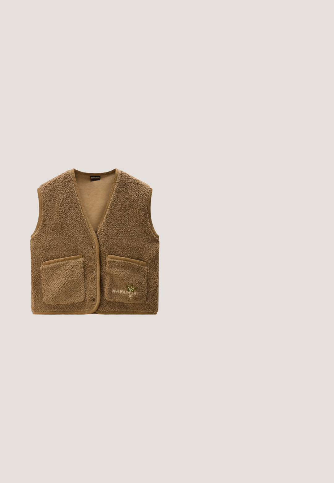 Chaleco de forro polar marrón con dos bolsillos delanteros, cierre con botón a presión y logo de Napapijri en el bolsillo derecho, mostrado sobre fondo blanco.; Sudadera con capucha de color crema con bolsillo frontal que presenta un gráfico de un leopardo marrón y una flor encima de la palabra "Napapijri."; Pantalones de pernera ancha con raya diplomática marrón, con trabillas para el cinturón y pliegues frontales, exhibidos planos sobre un fondo gris claro.; Zueco de ante en beige con parte superior texturizada, correa ajustable y una suela de goma robusta con un patrón de tacos para un mejor agarre.; Gafas de sol de carey con montura rectangular, lentes marrones y brazos texturizados. Presenta el logotipo de la marca grabado en el brazo.; Bolsa tote marrón con textura, con dos asas, un bolsillo delantero y bolsillos laterales, mostrada en posición vertical sobre un fondo blanco.