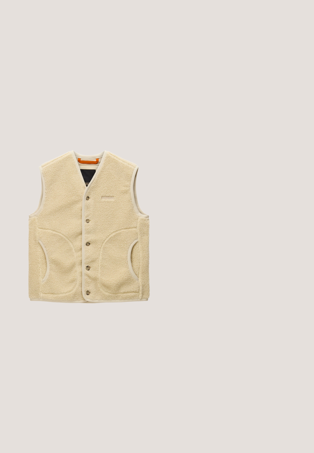 Beige ærmeløs fleecevest med knapper foran, to sidelommer og afrundede kanter, designet til afslappet brug.; Lys blå sweatshirt lavet af blødt stof, med rund hals og lange ærmer. Lille sort "VANS" logo på brystet. Løs pasform.; T-shirt med korte ærmer og rund hals med tynde horisontale brune og lysegrønne striber, med et lille Vans-logo på brystet.; Olivengrønne casual bukser med elastisk talje og sidelommer, lige ben og uden synlige lukninger.; Sneakers med en overdel i hvid læder og brune ruskindsdetaljer, sort foring, flade snørebånd og en gummisål, prydet med et logo.; Brun rektangulær sportstaske med dobbelthåndtag, justerbar skulderrem, sidelomme med lynlås og G-STAR mærkede remme foran.