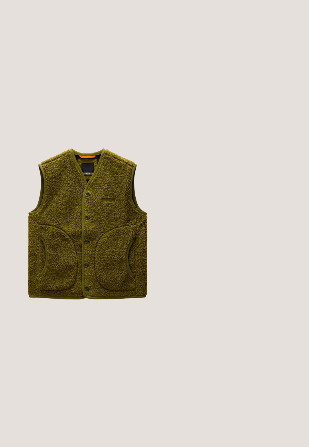Ärmellose olivgrüne Fleeceweste mit Knopfverschluss und zwei großen Fronttaschen, flach auf weißem Hintergrund gezeigt.; Olivgrünes Vans Sweatshirt mit Rundhalsausschnitt, langen Ärmeln und kleinem schwarzem Vans-Logo auf der Brust, flach auf weißem Hintergrund liegend.; Langärmliges grün bis dunkelbraun verlaufendes Ombre-Hemd mit einem wellenförmigen Spiral-Sonnendesign mittig auf der Brust, Rundhalsausschnitt und gerippten Bündchen.; Tarnfarbe Cargo-Hose in verschiedenen Grüntönen und Brauntönen, mit mehreren Taschen und einer lockeren Passform, aus strapazierfähigem Material.; Brauner Wildleder- und Canvas-Casual-Sneaker mit beige-gummisohle, Schnürsenkeln und perforierter Zehenpartie, über einer Betonplatte positioniert.; Grüne Umhängetasche aus strapazierfähigem Stoff, mit einer vorderen Tasche aus schwarzem Mesh, verstellbarem Tragegurt und Logo auf der Vorderseite.