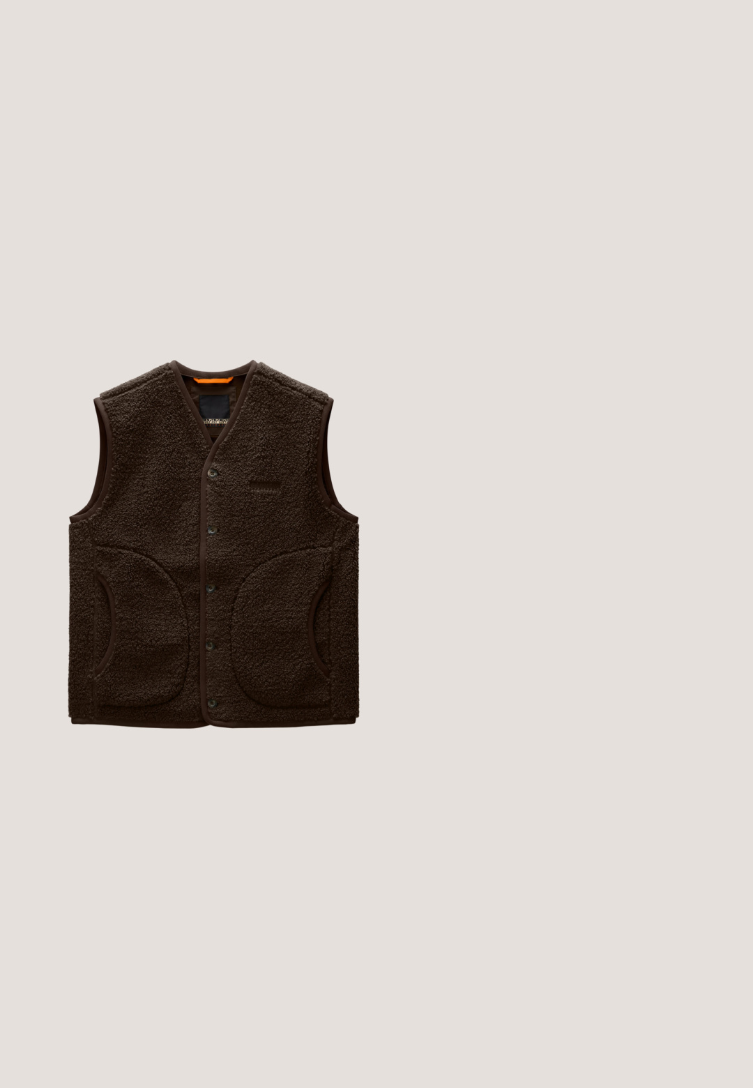 Mørkebrun ærmeløs fleecevest med frontknapper, buede lommer, V-hals og blødt tekstureret stof, vist mod en hvid baggrund.; Brun strikket sweatshirt med ribbet halsudskæring og manchetter, der har et lille hvidt broderet logo på brystet. Klassisk crewneck-design.; Les Deux Skjorter - light sand; Beige fløjlbukser med vidde ben, elastisk talje og to sidelommer. Har vertikal ribbet tekstur.; Brune lædersko med rund tå og snørebåndsdesign. Har en tekstureret overflade og en gummisål med høj trækkraft. Diskret logo på siden.; Brun læder duffel taske med rundede håndtag, justerbar skulderrem, minimalistisk design, glat tekstur og synlige syninger.