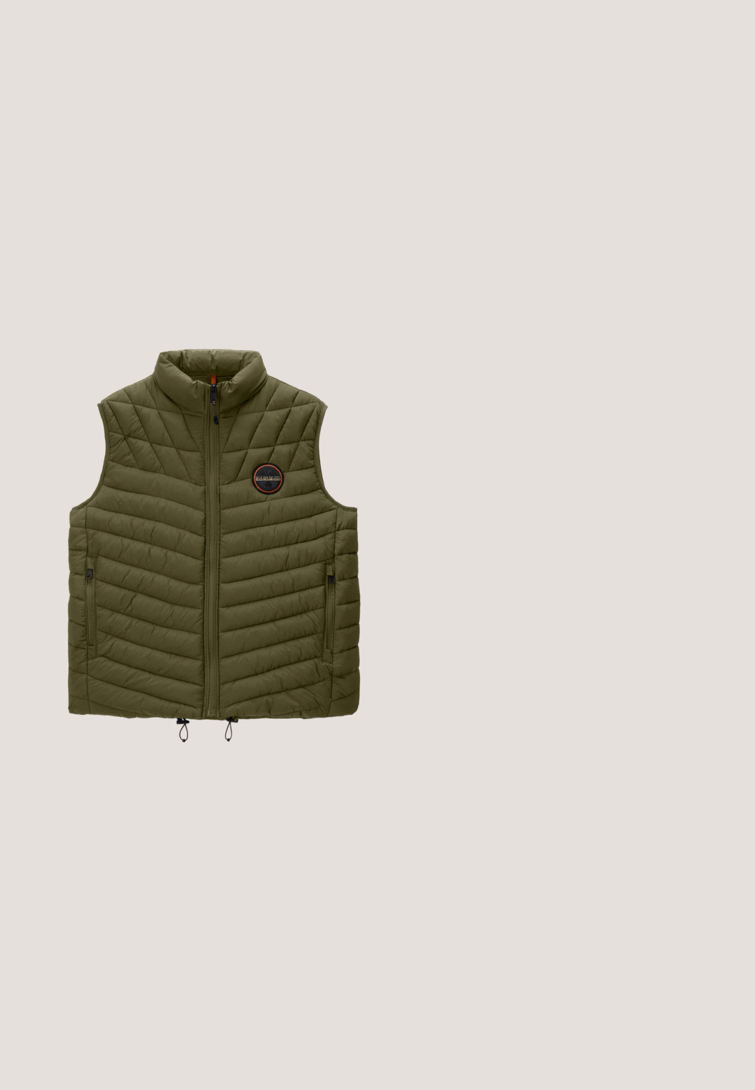 Olivengrøn quiltet ærmeløs vest med lynlås foran, opretstående krave, to lynlåslommer og cirkulært logoemblem på brystet.; Oliven grøn sweatshirt med rund hals og raglanærmer. Har ribbede manchetter og kant, blød tekstur og et lille logo på brystet.; Oliven grøn polo t-shirt lavet af bomuld, med krave, to-knaps lukning og et lille broderet logo på brystet. Korte ærmer.; Mørkegrønne snævre sweatpants med elastisk taljebånd, snøre, sidelommer, ribstrikkede ankelfor, og lille flaglogo på højre lår.; Grøn ruskinds sneaker med en tekstureret overflade, kontrasterende tan-detaljer på hælen og en cremefarvet gummisål. Sorte snørebånd og syede detaljer.; Oliven grøn taske med rektangulær form, lynlås på toppen, to hanke, justerbar rem og en frontlomme med klipslukning. Mat overflade.
