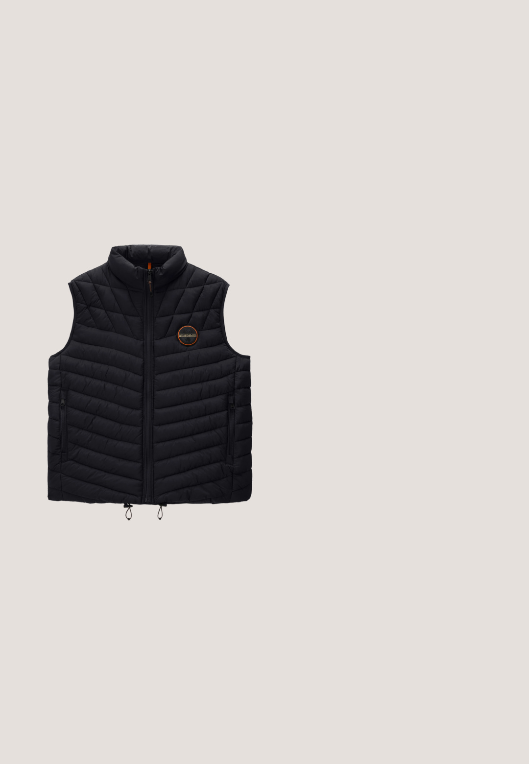 Zwart doorgestikt mouwloos vest met ritssluiting aan de voorkant, opstaande kraag, ritssluitingen in de zijzakken en klein rond logopatch op de borst.; Zwarte pullover sweatshirt met hoge kraag en een kwart rits. Gemaakt van zacht materiaal, met ribbenboorden en -zoom. Eenvoudig en tijdloos ontwerp.; Zwart longsleeve shirt gemaakt van zacht stoffen met een ronde hals, voorzien van een rauwe zoom en een subtiele logo-accent aan de onderzijde.; Zwarte sweatpants met een elastische tailleband en cuffs, zijzakken en een klein geborduurd logo op de rechterdij.; ALDO MIDTOWN - Sneakers laag - black; Zwarte stoffen sporttas met twee voorzakken, stevige handvatten, een rechthoekige vorm en een duurzaam, gestructureerd materiaal.