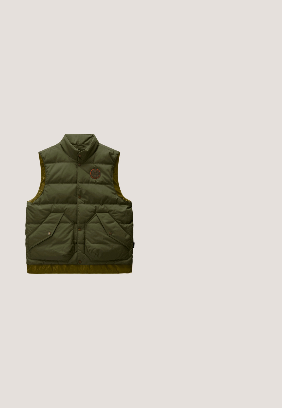 Chaleco acolchado sin mangas de color verde oliva con cuello alto, dos grandes bolsillos delanteros con botones y un parche redondo con logo en el pecho.; Sudadera de color verde oliva con cuello de media cremallera, textura suave y un logo impreso en el lado izquierdo del pecho. Presenta un acento naranja en el interior del cuello.; Top sin mangas en color beige con acentos de hombro en gris oscuro y paneles laterales en negro. Textura suave con un escote redondeado.; Pantalones deportivos de color verde oliva con una textura acanalada, cinturilla elástica, ribetes laterales y logo bordado. Presentan un diseño de corte recto.; Zapatilla deportiva verde oscura con parte superior de tela y ante, cordones blancos, acentos marrones y suela de goma texturizada. Vista de perfil lateral.; Pepe Jeans Bandolera - seagrass green