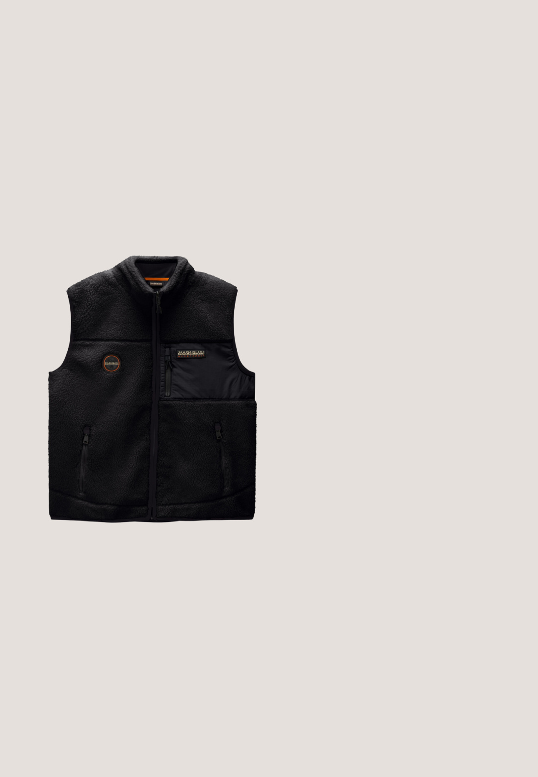 Sort fleece ærmeløs vest med fuld lynlås foran, to lynlåslommer og to logo-patches på brystområdet.; Sort langærmet sweatshirts med rund hals og lille hvidt cirkulært logo på venstre bryst, ribbede manchetter og kant.; Olivengrøn bomulds T-shirt med korte ærmer og rund hals, prydet med broderede mærker i blå og hvid, herunder året "1987."; Sorte cargobukser med lige ben, frontlommer og to store klaplommer på lårene, lagt fladt på en hvid baggrund.; Sort lav sneaker med snørebånd foran, gummisål og DC-logo på siden, vist på neutral baggrund.; Sort stof duffel taske med to frontlommer, solide håndtag, en rektangulær form og et holdbart, tekstureret materiale.