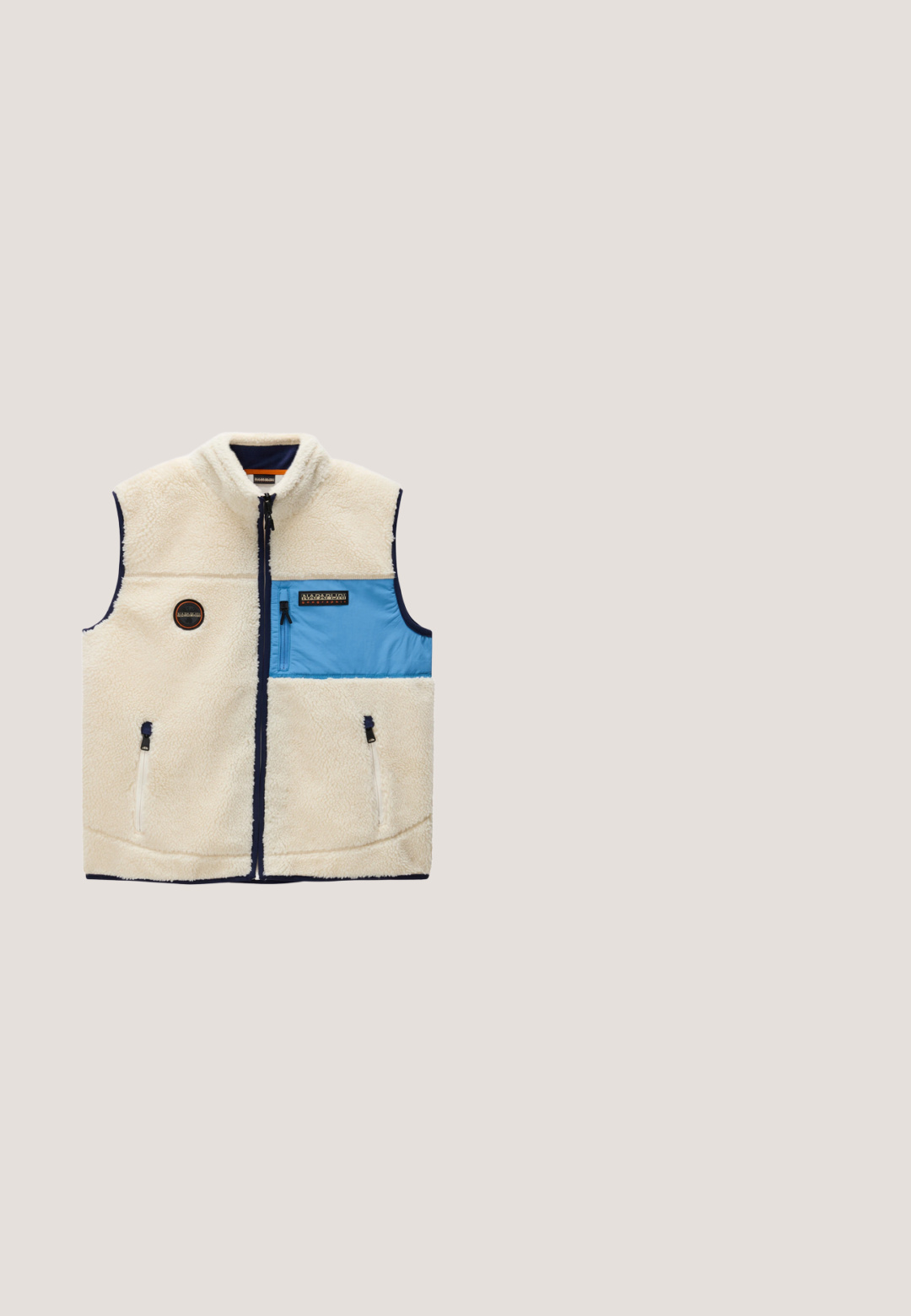 Mouwloze beige fleecevest met navy afwerking, een blauwe borstzak met rits, twee voorzakken met rits en merkpatches op de borst.; Donker marineblauwe hoodie met voorzak (kangoeroezak), trekkoord in de capuchon, geribde boorden en klein rond logo op de linkerborst.; Marineblauw polohemd met korte mouwen, een twee-knopsbies en een klein wit logo op de linkerborst.; Marineblauwe sweatpants met een elastische tailleband en boorden, voorzien van een klein logo aan de voorkant. Gemaakt van zachte, gestructureerde stof.; Casual lage sneaker in beige met marineblauwe accenten, veters en gebrandmerkt "Pepe Jeans" detail aan de zijkant en hiel.; Marineblauwe rechthoekige reistas met twee korte handvatten en een verstelbare schouderriem, geplaatst tegen een witte achtergrond.