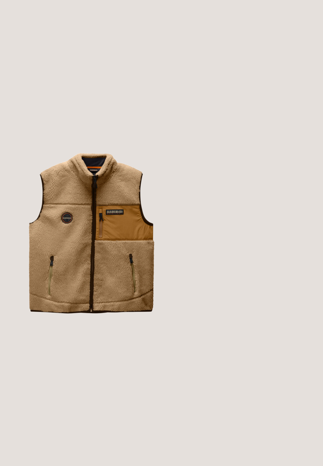 Beige fleece mouwloze bodywarmer met volledige ritssluiting aan de voorkant, twee zijzakken met rits en één borstzakje met ritssluiting en merklogo patch.; Bruine trui met kwart rits en donkerbruine outdoor-thema graphics, waaronder bloemen, dieren, bomen en de merknaam Napapijri.; Bruine trui met lange mouwen en zwarte outdoor-thema graphics, waaronder dieren, natuur, badges en tekst, plat neergelegd op een witte achtergrond.; Bruine outdoorbroek met elastische tailleband, ingebouwde verstelbare riem, zijzakken en versterkte kniëpanelen.; Beige suède schoen met zwarte rubberen neuzen en zool, voorzien van een vetersluiting en ademende mesh accenten op de hiel.; Donkerbruin stoffen ritszak met een gestructureerd oppervlak, voorzien van een beige rits en een zwarte nylon strap, met nadruk op strakke lijnen en een minimaal ontwerp.