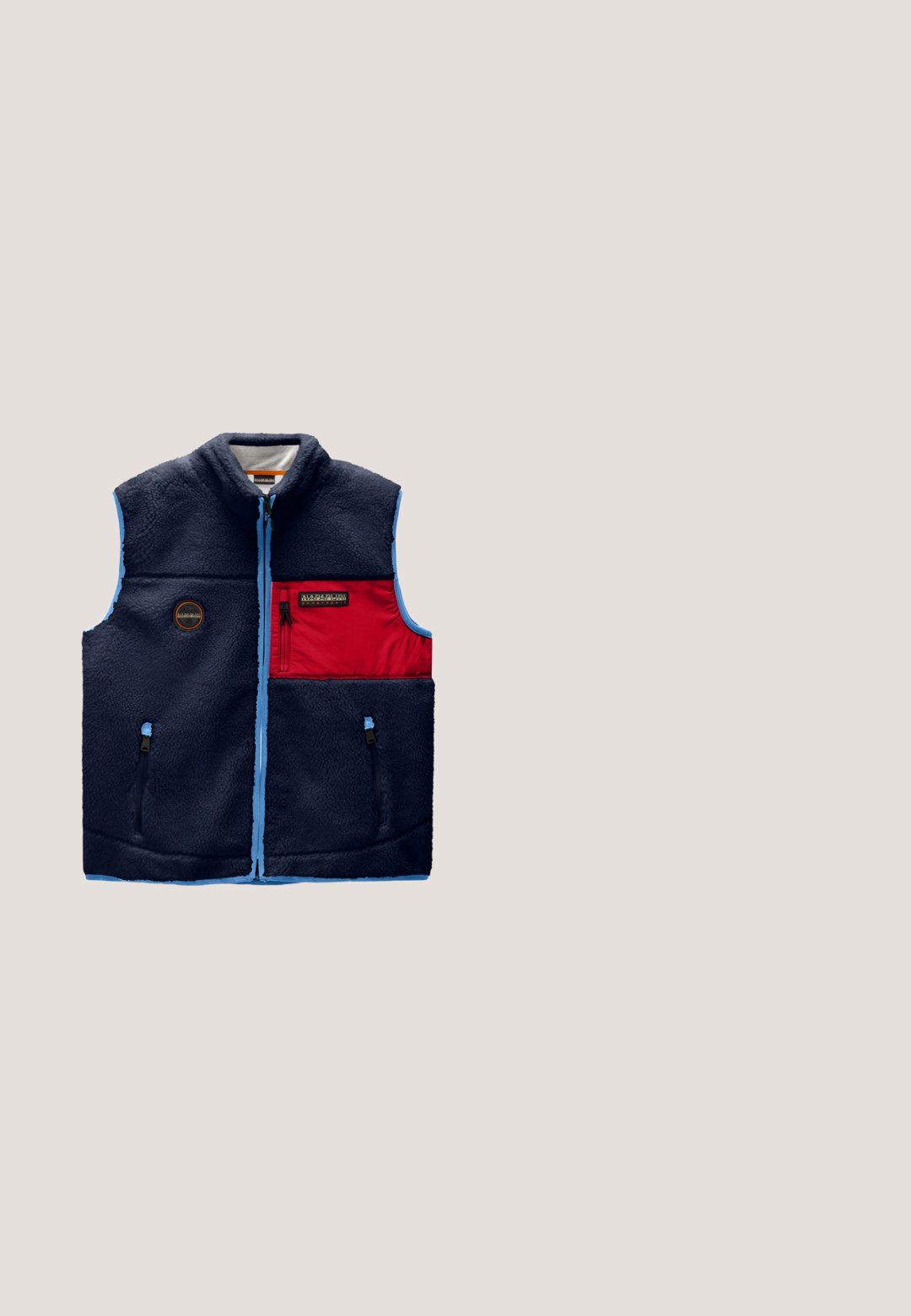 Donkerblauwe fleecevest met lichtblauwe afwerking, rode rits borstzak, twee onderste ritssluiting zakken en een klein rond logo aan de linkerkant.; Polo shirt met lange mouwen, voorzien van een wit lichaam, marineblauwe schouders en lichtblauwe mouwen. Inclusief een kraag en een logo op de borst.; Navyblauwe hoodie met kangoeroezak en trekkoorden, voorzien van een klein wit "ARMEDANGELS" logo op de linkerborst.; Marineblauwe cargobroek met zijflapzakken, riemlussen, knoopsluiting en rechte pijpen op een effen achtergrond.; Navy blauwe sneakers van suède en synthetisch materiaal, met een wit logo, ronde neus en een bruine rubberen zool.; Marineblauwe leren heuptas met een voorvak met rits, verstelbare zwarte band en zwart logoplaatje op de rechtervoorhoek.