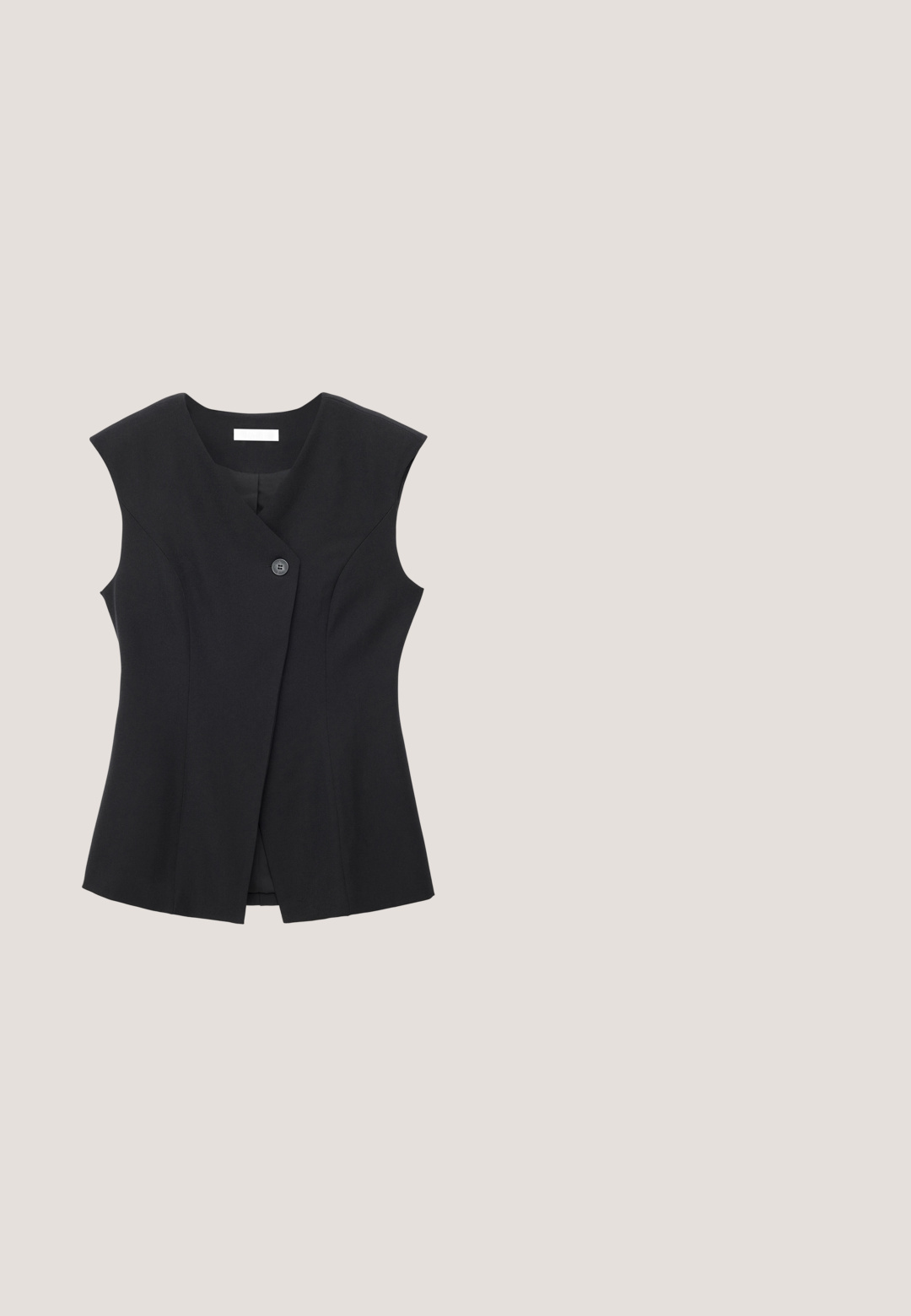 Sort ærmeløs skræddersyet vest med en asymmetrisk frontflap, der fastgøres med en enkelt knap, og en rund halsudskæring.; Off-the-shoulder hvid top lavet af glat stof, tætsiddende silhuet og rund udskæring. Etiket på midten af toppen siger "ANNA FIELD."; Sorte brede bukser lavet af letvægtsstof, med en elastisk talje og snoretræk samt en glat overflade.; Hvid slingback-pump med spids tå, lav blokhæl, guldfarvet spænde foran og en sidestrap med et lille guldfarvet spænde.; Lille hvid quiltet læderhåndtaske med guld kæderem og rektangulært guld twist-lås på ensfarvet baggrund.; Guld sekskantede hoop-øreringe med rosa ædelsten, studs med lukning, vist på hvid baggrund.