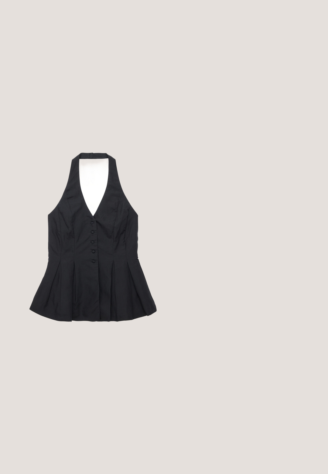 Top negro sin mangas con cuello halter, escote en V profundo, cierre de botones delanteros y dobladillo plisado acampanado.; Top sin mangas de lino negro con un escote redondeado, que cuenta con un cierre frontal de cinco botones y un dobladillo con flecos.; Pantalones de lino negros con un corte relajado, delantero plisado y presillas para cinturón. La tela tiene una textura fina y un sutil brillo.; Chancla negra con suela plana, hecha de cuero, que presenta un gran acento metálico dorado en la correa. Textura suave, diseño minimalista.; Harbour 2nd ENYA 23 CM - Bandolera - dolphin grey; Pulsera en tono dorado que presenta eslabones de diversas formas, intercalados con pequeñas perlas blancas, finalizada con un cierre de broche.