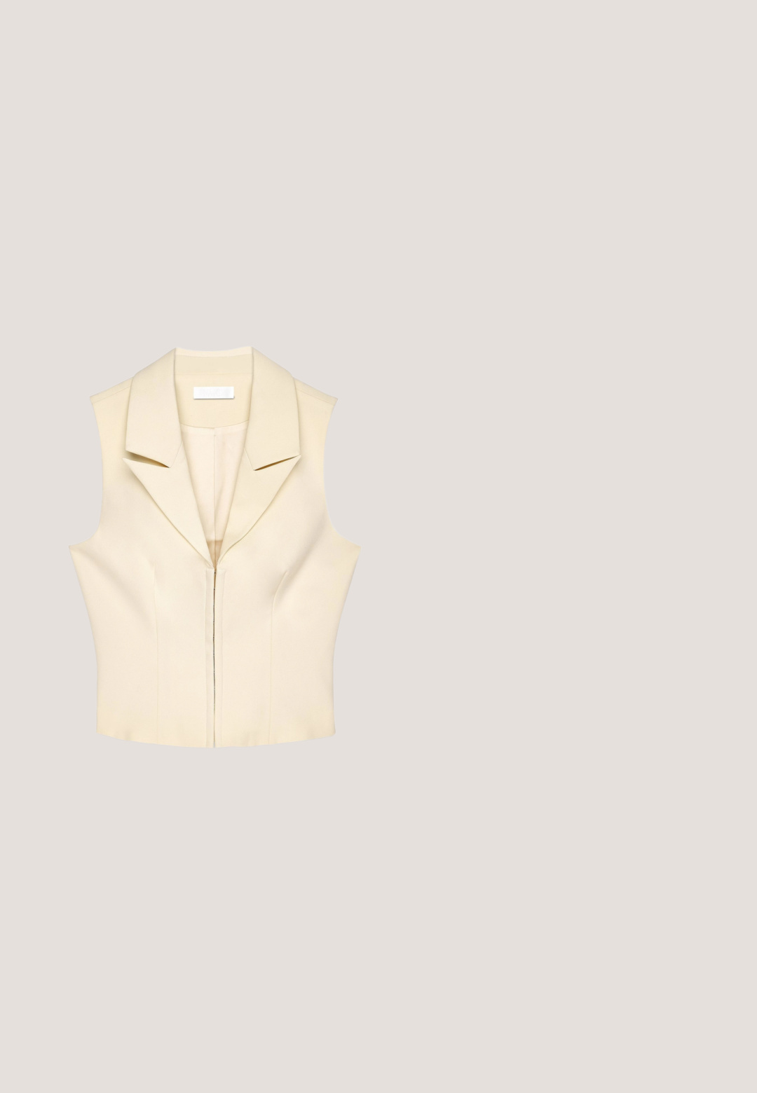 Chaleco ajustado sin mangas de color crema con un amplio cuello y cremallera frontal. Textura suave y diseño estructurado con sutiles detalles de sastrería.; Suéter de cuello alto en color crema, hecho de un material de punto suave. Presenta un corte holgado, mangas raglán y puños y dobladillo acanalados.; Pantalones de pierna ancha en una tela beige clara. Presentan dos bolsillos frontales de parche, una cinturilla plana y una textura suave con un acabado ajustado.; Sandalia tipo slide de cuero marrón oscuro con puntera abierta, suela plana y un adorno metálico decorativo en forma de concha marina en la tira.; Gafas de sol con montura dorada, lentes tintadas de color rosa y extremos rojos en las patillas, mostradas sobre un fondo blanco.; Bolso de mano de cuero beige con superficie texturizada, detalle de cierre dorado y correa de mano desmontable sobre un fondo claro y sencillo.