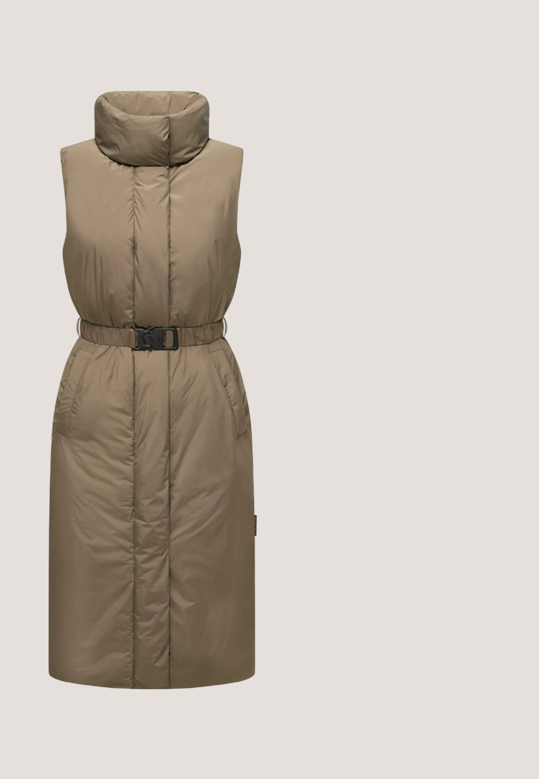 Chaleco acolchado sin mangas en tono topo, con un alto cuello, cintura ceñida con cinturón, bolsillos laterales y costuras verticales para añadir textura.; Suéter de mangas largas color marrón claro, hecho de una tela suave, con un cuello redondo y textura acanalada. Diseño sencillo y sin adornos.; Sudadera gris claro con cuello alto, cierre con cordón y mangas largas. Textura suave y ajuste holgado.; Pantalones deportivos marrones ajustados con cinturilla elástica y cordón, bolsillos delanteros y diseño hasta el tobillo sobre fondo blanco.; Botas de tobillo en tonos marrón claro y beige, con cordones, fabricadas en ante, con un cuello forrado de piel sintética blanca, decoradas con ojales de metal y una suela gruesa de goma.; Pepe Jeans RUBY SHOULDER - Bandolera - beige