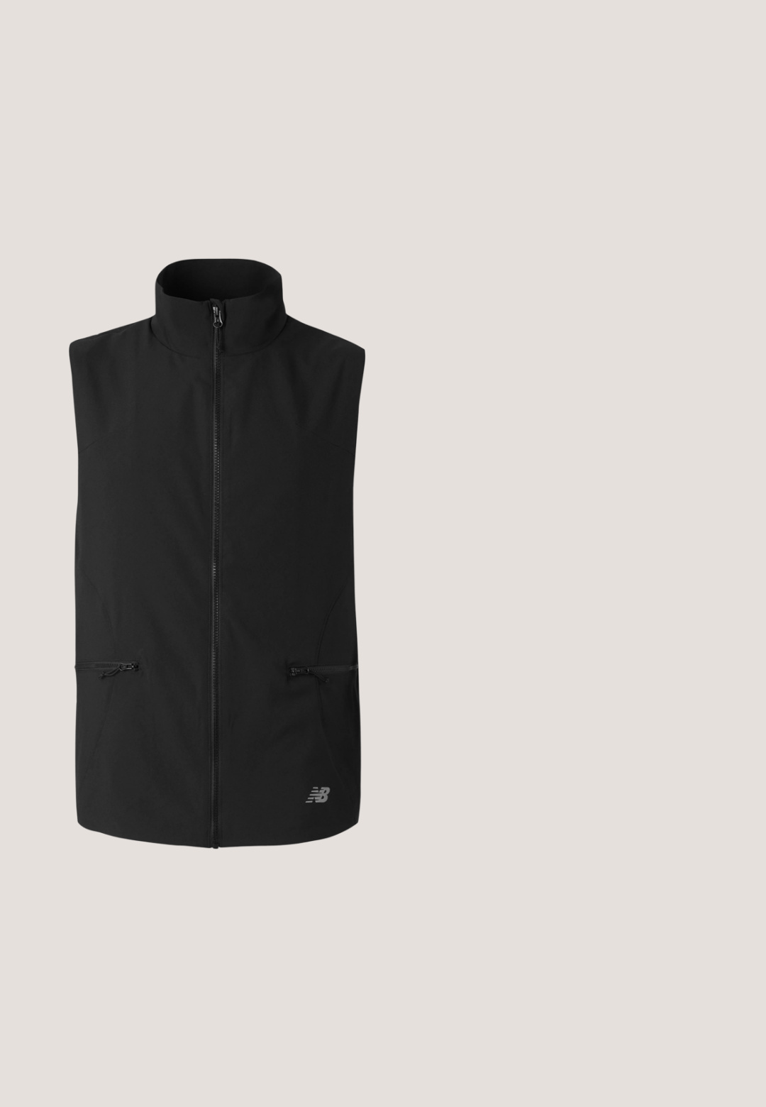 Schwarze ärmellose Weste mit hohem Kragen, vollständigem Reißverschluss auf der Vorderseite, zwei Reißverschlusstaschen und einem Logo unten rechts. Glatte Textur.; Hellgrauer Nike-Sweatshirt mit langen Ärmeln, weißem Nike-Logo und Swoosh vorne, Rundhalsausschnitt sowie gerippten Bündchen und Saum.; Weißes Baumwoll-T-Shirt mit Rundhalsausschnitt, kurzen Ärmeln und einem schwarzen Nike-Logo auf der linken Brust. Einfaches, einfarbiges Design.; Graue Sweatpants mit glatter Textur, elastischem Bund, verstellbarem schwarzem Kordelzug, zwei seitlichen Taschen und einem kleinen schwarzen Logo.; Weißer und grauer Sportschuh mit Mesh- und Lederdetails schwebt über einer rosa Steinoberfläche und einem grauen Betonhintergrund.; Schwarze kompakte Umhängetasche mit vorderer Reißverschlusstasche, verstellbarem Riemen und strukturiertem Stoff vor einfarbigem Hintergrund.