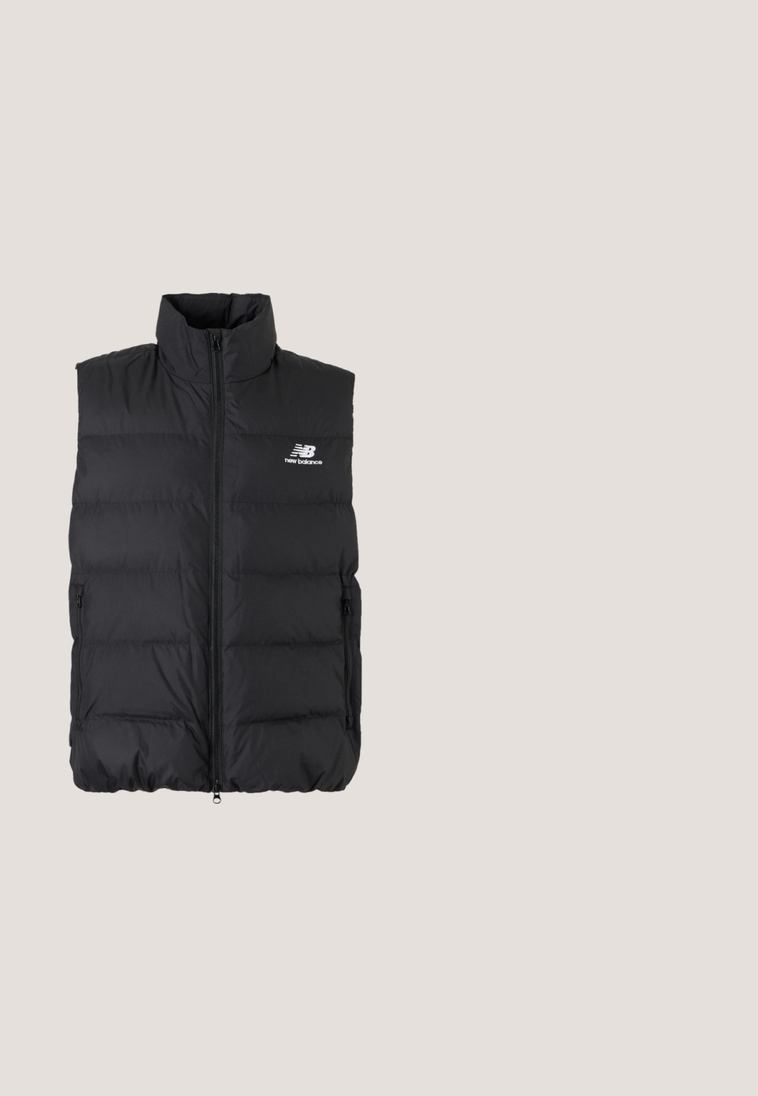 Veste sans manches rembourrée noire avec col montant, fermeture éclair à l'avant, poches latérales zippées et logo New Balance blanc sur la poitrine gauche.; Sweat-shirt gris clair à col rond avec petits logos Nike rouges et bleus sur la poitrine et la manche gauche, poignets et ourlet côtelés.; T-shirt gris foncé en coton avec un col rond. Dispose d'un grand logo "Nike" stylisé de couleur plus claire à l'avant.; Pantalons de survêtement bleu marine foncé avec une taille élastique et un cordon de serrage. Fabriqués en tissu doux, avec un petit logo blanc sur la hanche gauche.; Baskets Nike Air Force 1 blanches avec une tige en cuir lisse, des accents gris clair, des perforations sur l'avant-pied et une semelle en caoutchouc texturée.; Sac à bandoulière en nylon noir avec un patch logo texturé, fermeture éclair et une sangle ajustable dotée d'un fermoir en métal argenté.