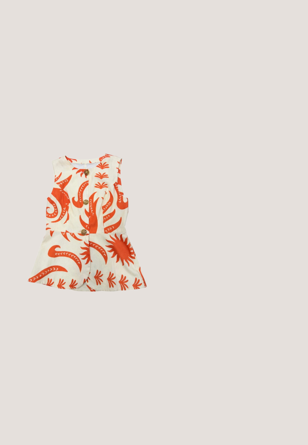 Blouse blanche sans manches avec des motifs floraux abstraits orange et trois boutons décoratifs dorés sur le devant.; Haut sans manches en tricot jaune avec deux cerises rouges et les lettres blanches "A" et "C" brodées à l'avant, avec une fermeture à nœud en forme de trou à l'encolure.; Pantalon blanc à jambes larges avec des motifs abstraits audacieux orange représentant un soleil et des tentacules, fermeture éclair à l'avant, sans poches visibles.; Tongs jaunes avec semelle texturée et bandoulières en caoutchouc orange sur un fond gris clair uni.; Lunettes de soleil orange forme œil-de-chat avec verres foncés et accents de logo doré aux coins supérieurs de la monture, présentées sur fond blanc.; Sac fourre-tout en tissu orange avec bords effilochés et poignées, avec "PINKO" brodé sur le devant.