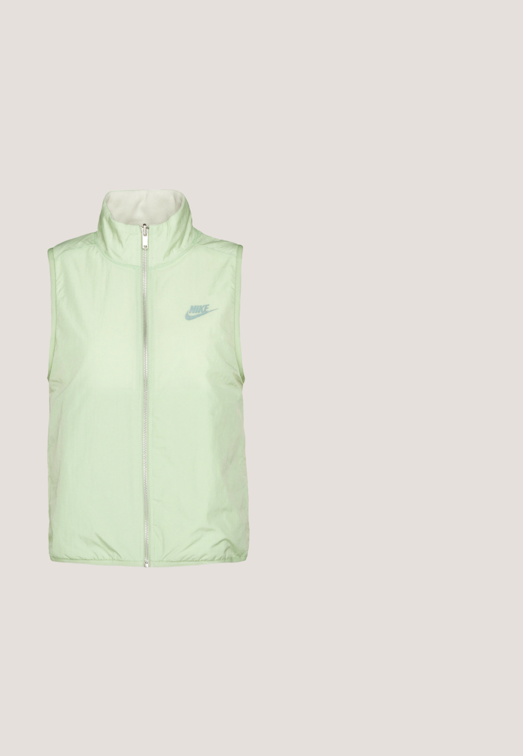 Nike Sportswear VEST - Vesta - honeydew/sea glass; Dlhý rukáv, skrátená, mentolovo zelená košeľa vyrobená z hladkej bavlny, s okrúhlym výstrihom a bielym logom Nike Air na hrudi.; Mentolové tepláky s elastickým pásom, šnúrkou na stiahnutie a rebrovanými manžetami. Na ľavom stehne sa nachádza malé biele logo Nike.; Tenisky Nike s kombináciou šedej a bielej kože, perforovanou špičkou, šnúrkami a svetlomodrou podrážkou s logom.; Ramenná taška v tvare polmesiaca s pastelovými modro-žltými pruhmi, nastaviteľným béžovým popruhom a predným nášivkou s logom.; Strieborné náušnice v tvare skrútených krúžkov so lesklým povrchom a bezpečným zapínaním. Dizajn má kruhový tvar s textúrovaným povrchom.
