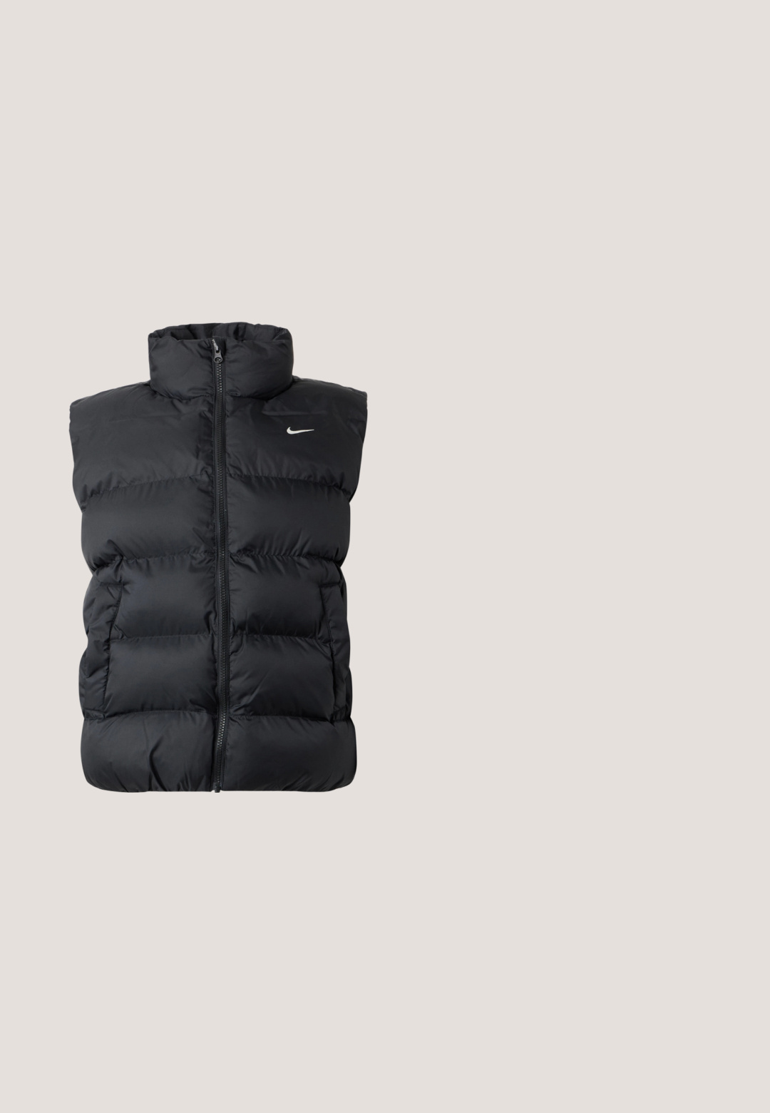 Mustast polsterdatud varrukateta vest ees tükeldise ja väikese valge Nike logoga vasakul rinnal, ühevärvilise tausta ees.; Punane ja lilla pika varrukaga särk, millel on veerandi pikkuses tõmblukk, Nike logo rinnal ning keha lähedane disain sileda tekstuuriga.; Valged cargo püksid, millel on lai jalgade disain, varustatud elastse vöökoha ja küljetaskutega. Tekstureeritud kangas sileda pinnaga.; Beežide ja pruunide Nike jooksujalatsitega, millel on konnakilpkonna muster, must Swoosh-logo ja paks tald, ripub betoonpinna kohal, taustal trepid.; Mustast nailonist õlakott, mille pind on sile, kaardus kuju, reguleeritav rihm ning ees väike logo detail.; Hõbedased rõngaskõrvarõngad, millel on sujuv, ümmargune disain ja poleeritud viimistlus. Need on õhukesed ja kerged, omades lihtsat klambrit.
