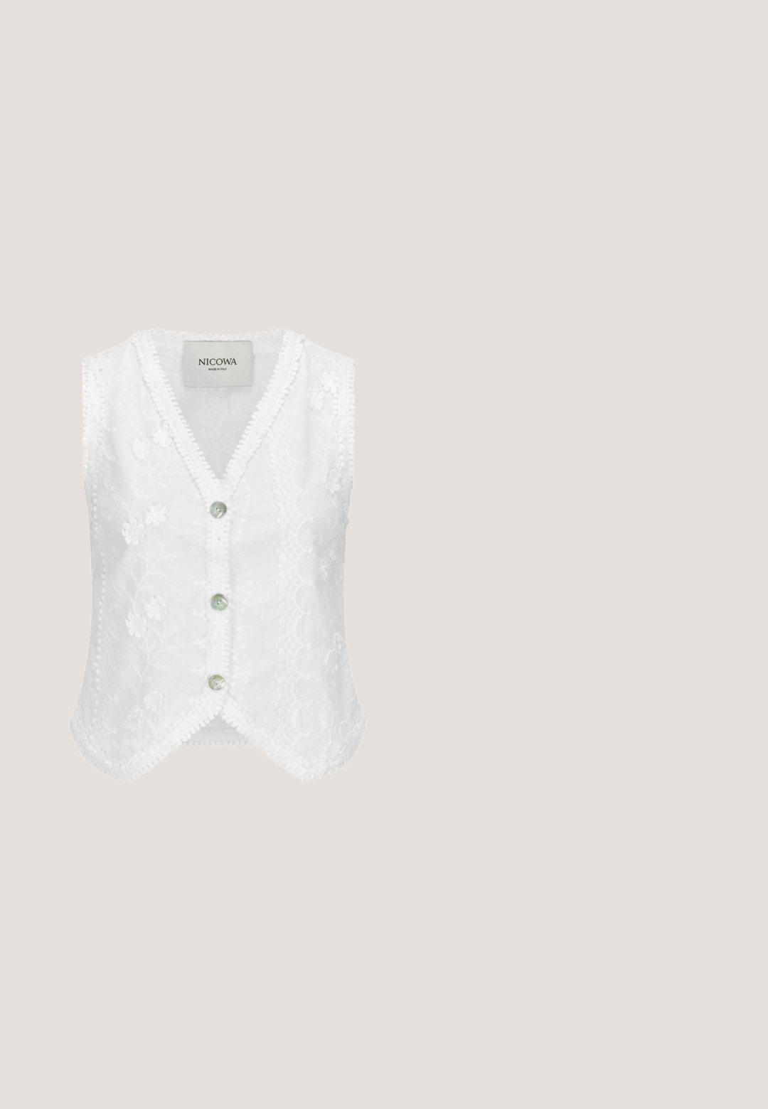Veste blanche sans manches en dentelle avec broderie florale, bords festonnés et trois boutons à l'avant, étiquette indiquant "Nicowa Made in Italy".; Blouse blanche à manches longues avec des manches bouffantes et un ourlet festonné. Présente un motif floral découpé le long du bord inférieur et un léger éclat.; Short en coton jaune avec taille élastique, motifs floraux ajourés et ourlet festonné.; Sandale plate avec semelle dorée et deux grandes rosaces en raphia beige sur le dessus, détaillées avec des accents carrés dorés.; Lunettes de soleil transparentes jaunes avec des verres marron, présentant des branches à motifs et un design de cadre épuré et angulaire.; Sac à main rectangulaire blanc avec broderie florale jaune et bords frangés jaunes, équipé de deux petites poignées et d'une fermeture éclair.