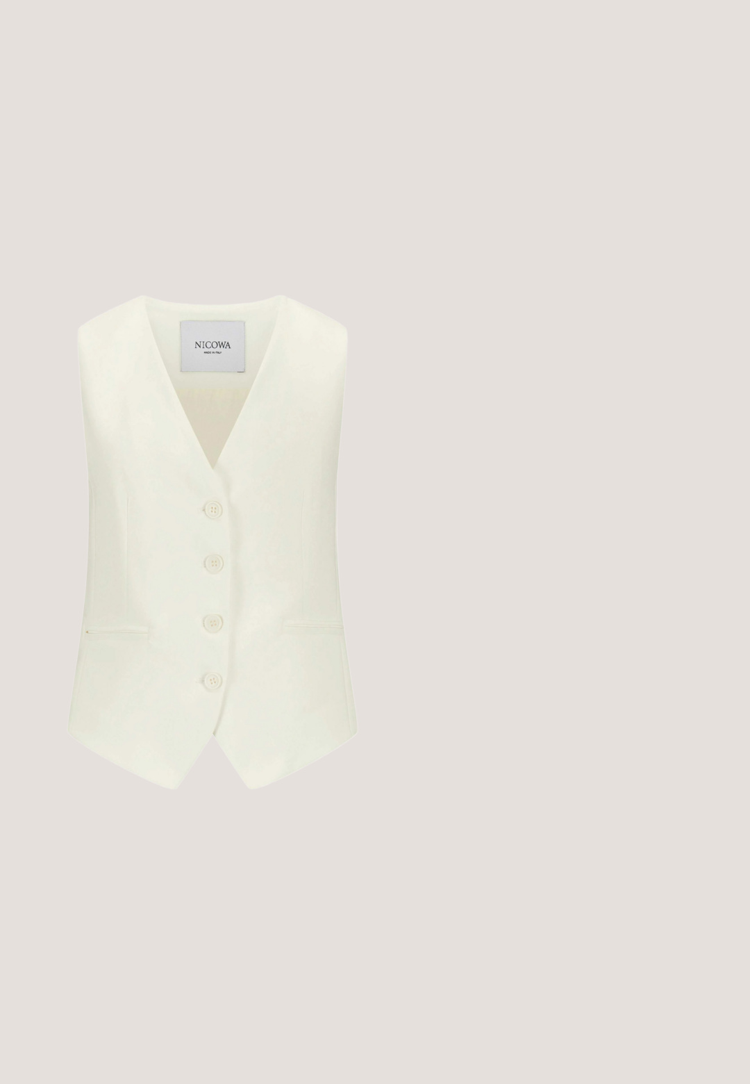 Witte mouwloze vest met een diepe V-hals, vijf knopen aan de voorkant, twee zijzakken en een getailleerde pasvorm, gemaakt van een gladde stof.; Wit overhemd met lange mouwen, knopen aan de voorkant, een kraag en een borstzak, gemaakt van lichtgewicht stof met opgerolde manchetten.; Taupekleurige broek met hoge taille en wijde pijpen van gestructureerde stof, met zijzakken en een bijpassende riem met een vierkante gesp.; Olijfgroene platte slingback schoen met geweven leren bovenwerk en gesloten puntige neus, zijaanzicht op witte achtergrond.; Zonnebril met schildpadmontuur in een brede kattenoogvorm, grijze glazen met verloop en een gouden sierlijk cursief "Karl"-accent op het montuur.; IZIA Handtas - offwhite