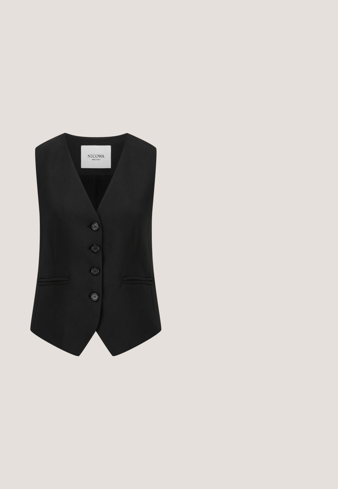 Zwart op maat gemaakt vest van stof met een gladde textuur. Kenmerkt zich door een V-hals, vijf knopen en twee voorkgzakken, ontworpen met een getailleerde silhouette.; Zwarte langemouwen coltrui met een getailleerde snit en een zachte stof, weergegeven op een witte achtergrond.; Zwarte, taps toelopende broek met een gladde textuur, voorzien van een rekbare tailleband en opgerolde manchetten. Twee voornaden voegen detail toe langs de lengte.; Zwarte leren slingback pump met een spitse neus, een vierkante gesp met gouden accenten en een hoge blokhak. Gladde textuur, minimalistisch ontwerp.; Zwarte oversized zonnebril met gradient donkere lenzen. Heeft een glanzende afwerking en gouden accenten op het montuur. Vierkante vorm.; Zwarte faux leren handtas met een gestructureerd ontwerp, gouden hardware-accents, bovenhandgreep en een afneembare schouderband. Voorzien van een klapsluiting.