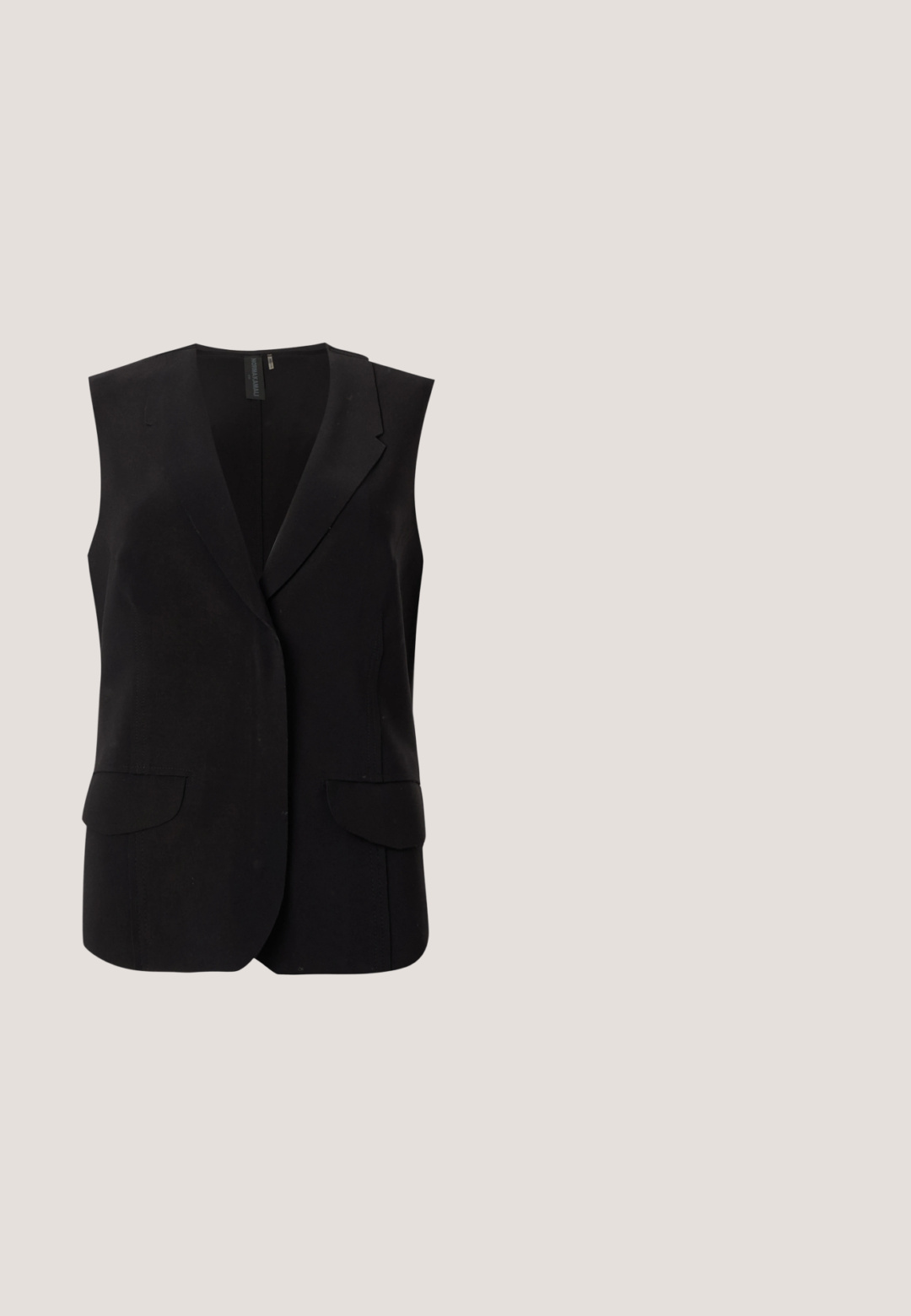 Sort ærmeløs skræddersyet vest med reverskrave og to forlommer med klap på en ensfarvet lys baggrund.; Lys beige top med draperet halsudskæring, lavet af blødt stof. Har en subtil glans og bred, ærmeløs design. Etiketten siger "TOVE."; Sorte bukser med vidde i benene, lavet af blødt stof med elastisk talje, kendetegnet ved et enkelt design uden synlige mønstre eller detaljer.; Sort lædersandal til kvinder med buet lav hæl, krydssøm og justerbar ankelrem med lille guldlås.; Sort cylindrisk håndtaske med guldfarvede nitter og justerbar skulderrem, med "Michael Kors" logo i guld på fronten.; Armbånd i guldfarve med to rækker polerede runde perler og en krabbeklo-lås på hvid baggrund.