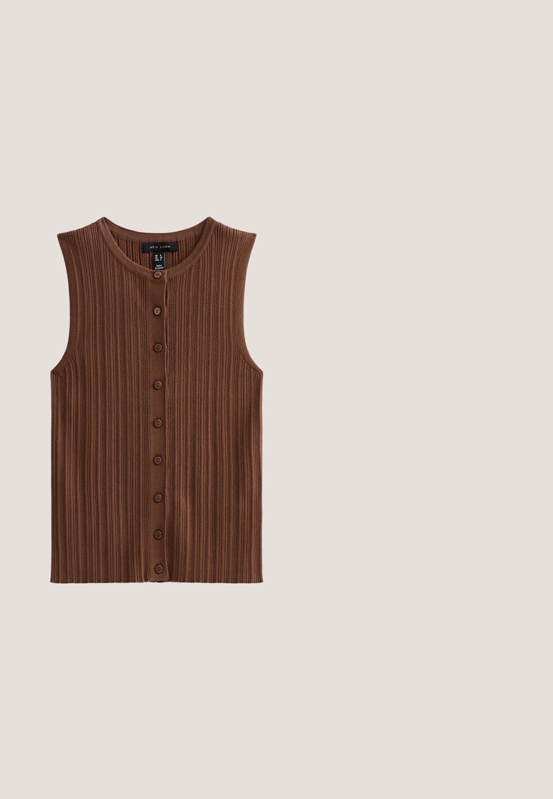 Haut marron sans manches en maille côtelée avec encolure ronde et boutons sur le devant courant verticalement au centre.; Haut marron foncé à manches longues avec un large décolleté carré et une coupe ajustée, posé à plat sur un fond blanc.; Pantalons évasés marron en tissu lisse, dotés de deux poches arrière et d'une taille ajustée. Les extrémités sont larges et fluides.; Bottines en daim marron avec un nez pointu, un petit Talon de type kitten, et un détail élastique sur le côté pour un ajustement parfait. Design simple sans ornementation supplémentaire.; Lunettes de soleil œil de chat en écaille de tortue avec des verres dégradés marron et des ornements en cristal sur les branches et aux coins avant.; Sac à main en cuir marron foncé texturé avec poignées supérieures, bandoulière ajustable, fermoir métallique à l'avant et petit logo argenté près de la base.