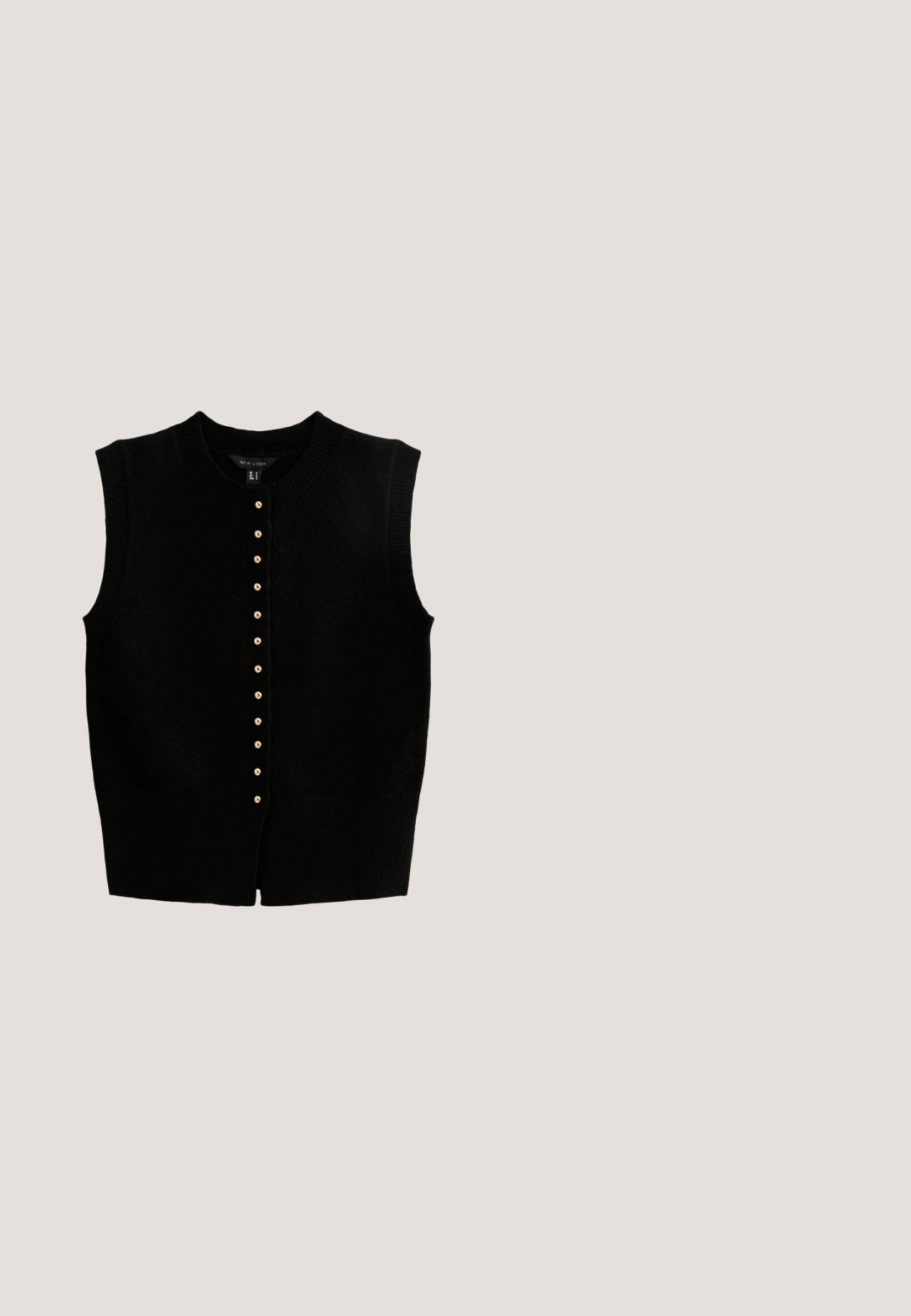 Gilet sans manches en tricot noir avec des boutons dorés le long du centre et un col, des emmanchures et un ourlet côtelés.; T-shirt noir à manches longues en coton. Col rond, coupe décontractée, ourlet droit avec un dos légèrement plus long pour plus de confort.; Tissu noir côtelé avec une surface texturée, mettant en valeur des plis et des courbes subtiles. Le matériau semble léger et flexible.; Chaussure plate mocassin en daim noir avec un nœud sur le dessus et un motif cousu autour de la zone des orteils.; Lunettes de soleil ovales noires avec monture épaisse et verres foncés, présentées sur un fond blanc uni.; Sac à main cylindrique en cuir texturé noir avec fermoir et ferrures métalliques dorés, deux bandoulières et une petite poche avant zippée.