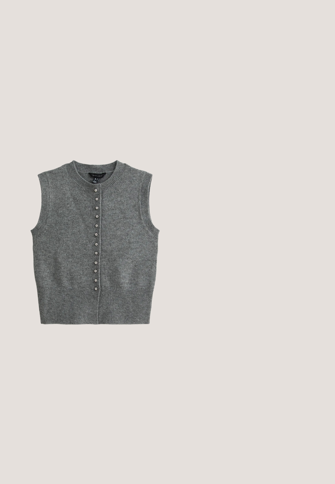 Grå ærmeløs strikvest med rund halsudskæring, der har en knaplukning foran og ribbet kant. Blød tekstur og glat overflade.; Ensfarvet lysegrå t-shirt med korte ærmer og rund hals lagt fladt med let skygge på en hvid baggrund.; Grå og hvidt herringbone-mønstret stof med bukler, der har en sort knapdetalje ved taljen. Blød tekstur, skræddersyet design.; Grå mokkasiner med sorte læderdetaljer, en dekorativ rem med metalhardware og en tekstureret gummisål. Klassisk, lavprofil design.; Sorte katteøje-solbriller med mørke linser og tynde stænger, "Privé Revaux"-logo synligt på armen, vist mod en ensartet lys baggrund.; Sort lædertaske til at bære på tværs med justerbar rem og gyldent lynlåslukning, med en buet top og kornet tekstur.