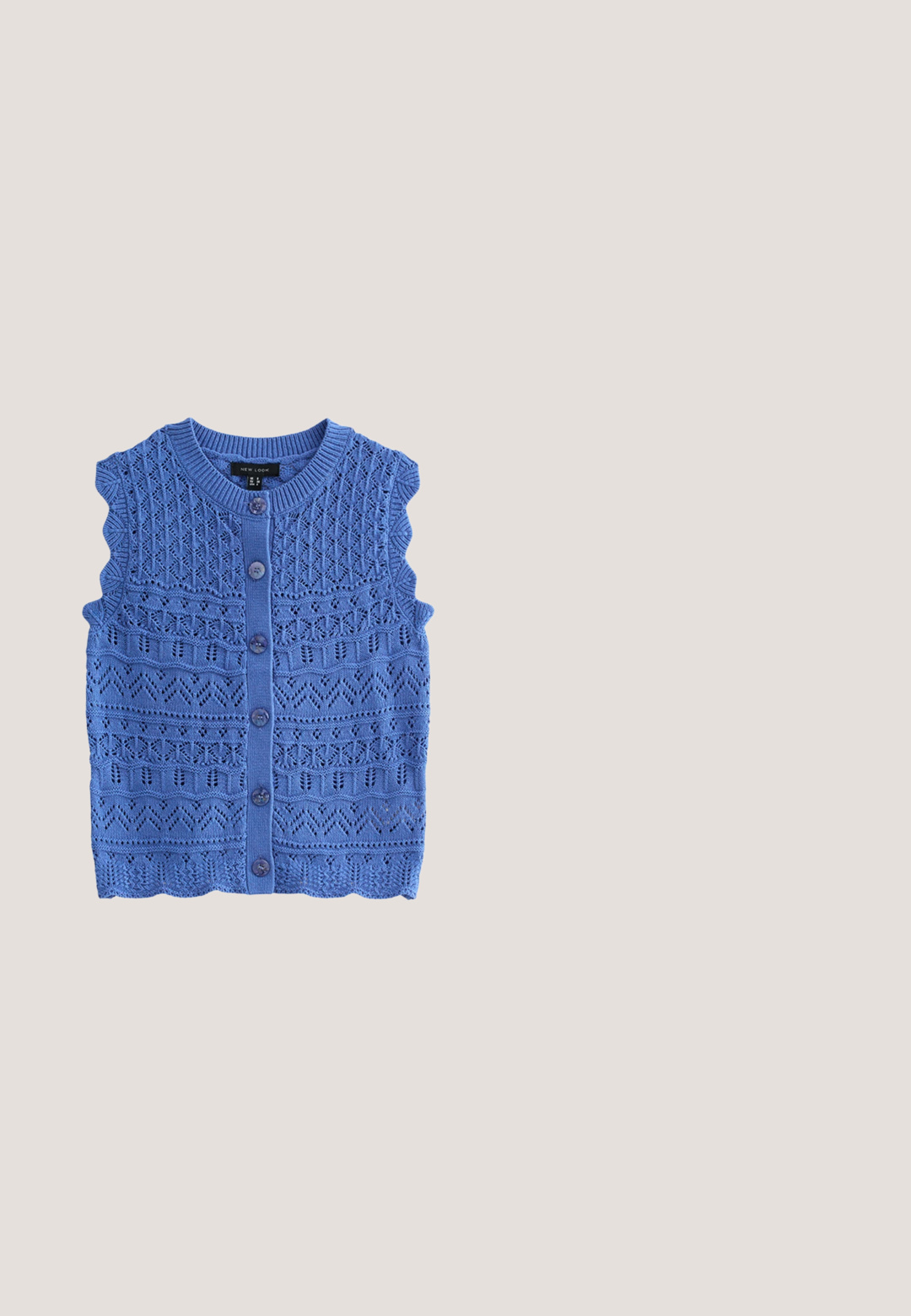 Blauw mouwloos gebreid vest met geschulpte randen, ingewikkelde kantpatronen en knoopsluiting aan de voorkant.; Witte geribde tanktop met een ronde halslijn en zonder mouwen. Heeft een slim fit en een zachte textuur, geschikt voor lagen.; Roomkleurige broek met wijde pijpen, elastische tailleband en decoratieve opengewerkte kantpatronen door de hele stof.; Bruine leren slipper met drie brede banden, platte zool en minimalistisch ontwerp. Bevat een gouden merkdetail op een van de banden.; Uitzonderlijk grote vierkante zonnebril met schildpadmotief, met bruine gradientlenzen en dunne gouden pootjes, geplaatst op een wit oppervlak.; Natuurlijk geweven stro draagtas met twee korte handvatten en een lange schouderriem, rechthoekige vorm, beige kleur, gestructureerd patroon.