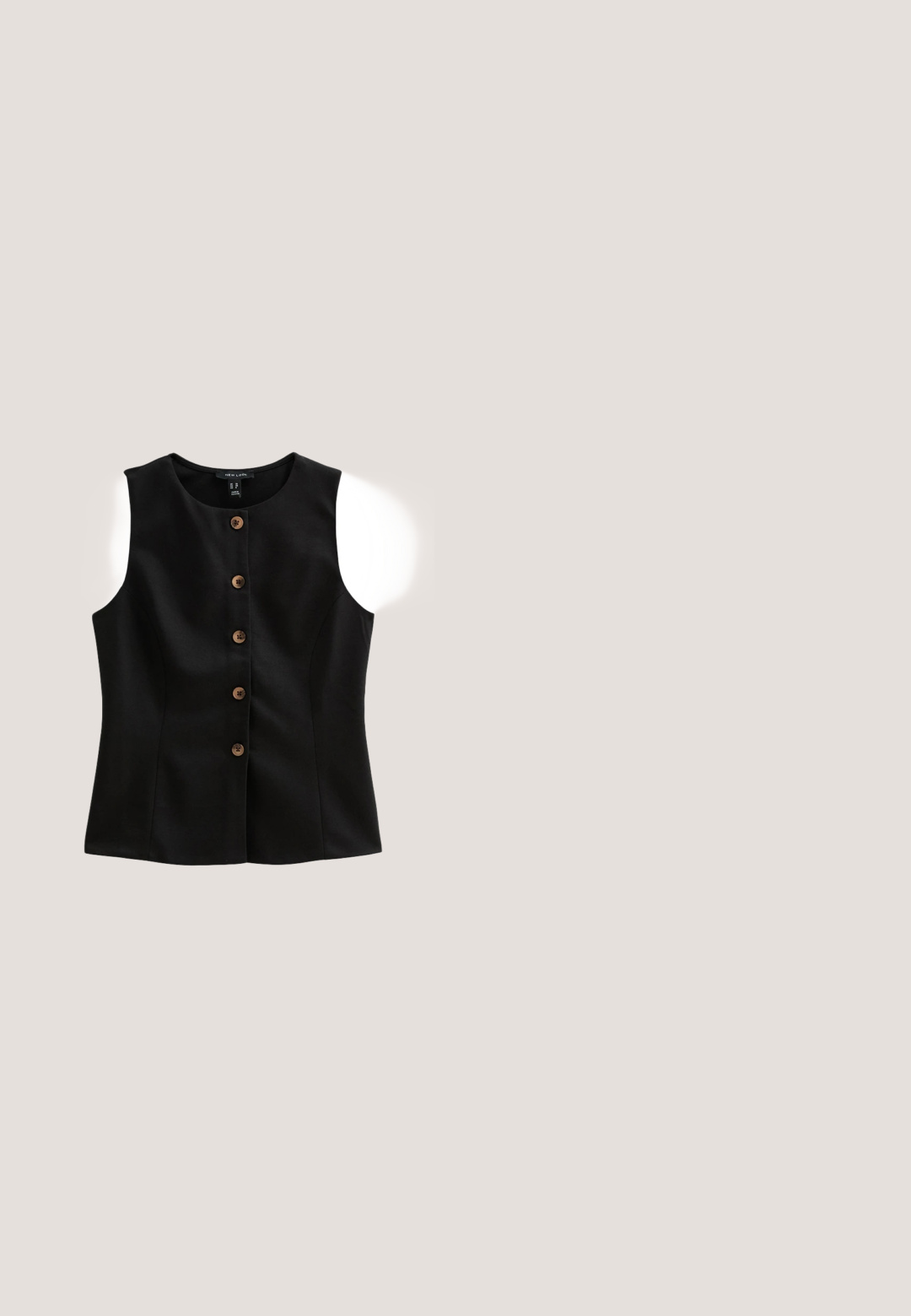 Schwarze ärmellose Bluse mit rundem Ausschnitt, versehen mit einer Vorderseite aus sechs braunen Knöpfen und tailliertem Schnitt. Hergestellt aus glattem Stoff.; Beige geripptes Tanktop mit marineblauem Streifenbesatz am Halsausschnitt und den Armausschnitten. Hat ein sauberes Design und eine weiche Textur.; Schwarze, hoch taillierte, weite Hose mit Seitentaschen und dekorativen Schnallenriemen am Bund.; Schwarzer Veloursleder-Slipper mit flachem Absatz, Quasten-Detail und goldener Metallverzierung oben, seitlich auf weißem Hintergrund dargestellt.; Schwarze Sonnenbrille mit Katzenaugenshape, grau getönte Gläser, glänzende Oberfläche und goldene Akzente am Rahmen, mit gebogenen Bügeln.; Schwarze Lederhandtasche mit strukturiertem Finish, goldenen Hardware-Akzenten, einem kurzen Griff und einem abnehmbaren Schulterriemen. Rechteckige Form.