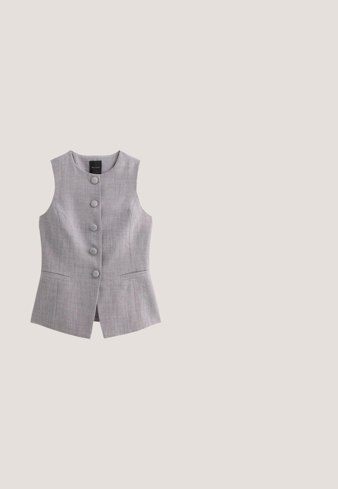 Grijze mouwloze vest met een hoge halslijn, vijf ronde knopen en twee voorzakken; gemaakt van een geweven stof met een subtiel patroon.; Wit shirt met lange mouwen en boothals, gemaakt van zachte stof, afgebeeld op een effen witte achtergrond.; Grijze, wijde broekspijpen gemaakt van een gestructureerde stof met subtiele krijtstrepen. Voorzien van een geplooide voorkant en een tailleband met riemlussen.; Grijze felt loafers met een zwarte rubberen zool. Een decoratieve band met zilverkleurige hardware over de bovenkant. Soepele leren accenten bij de hiel.; Zwarte zonnebril met hoekig cat-eye ontwerp, donker getinte lenzen, glanzende plastic montuur en subtiele gouden accenten op de pootjes.; Lichtgrijze leren tote bag met twee lange handvatten en goudkleurige metalen accenten op de riemen.