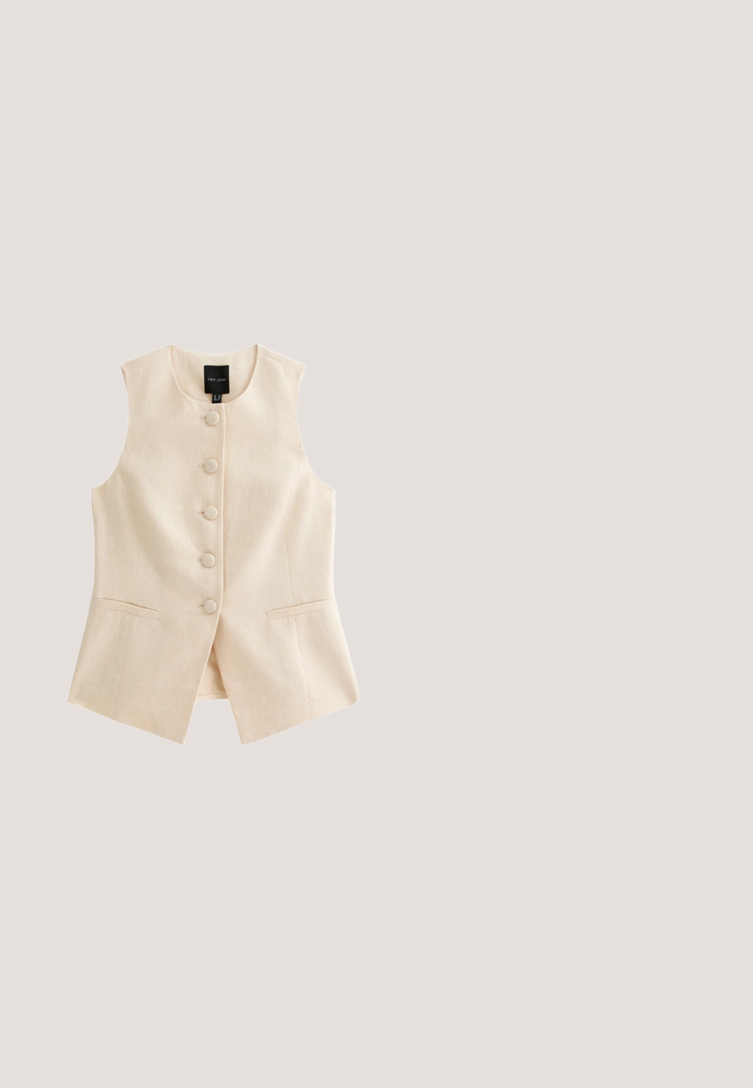 Gilet en lin beige à coupe droite, avec sept grandes fermetures à boutons et deux poches avant. Présente un design sans manches et une texture subtile.; Débardeur en maille de couleur crème avec des bretelles fines et une bordure en dentelle festonnée le long du bord inférieur.; Tissu en coton blanc avec un devant plat, présentant un bouton et un petit plissé au niveau de la taille. Texture lisse, design classique.; Sandales à glissière en paille tissée avec une semelle noire, dotées de deux brides croisées, surface texturée et semelle en caoutchouc avec un bord contrastant.; Lunettes de soleil œil de chat en écaille avec verres marron dégradés et branches fines noires et dorées sur fond blanc.; Sac tote tissé beige avec poignées en cuir marron et pochette en cuir marron attachée avec une fermeture argentée et texte blanc en relief.