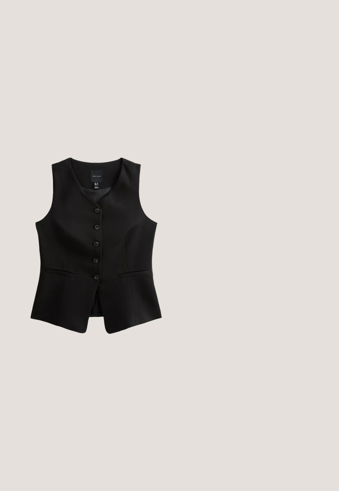 Zwarte jumpsuit met een V-halslijn, korte mouwen, sluiting met knopen aan de voorkant en een ontwerp met wijde pijpen, gemaakt van een soepele stof.; Zwarte gilet met een V-halslijn, zes knopen aan de voorkant en twee zijzakken. Gemaakt van gladde stof met een getailleerde pasvorm.; Zwarte platform flip-flops met een getextureerde rubberen zool, voorzien van een kruisbandontwerp en een matte afwerking. Merklocatie subtiel aan de zijkant.; Zwarte zonnebril met een gladde plastic montuur, ovale lenzen die overgaan van donker naar lichtgrijs, en afgeronde hoeken.; usha Shopper - black white; Zwarte abstracte ontwerp ring met zachte rondingen, voorzien van een gouden band en een gepolijste oppervlakte. Gegraveerd met "BREIL" op de binnenband.