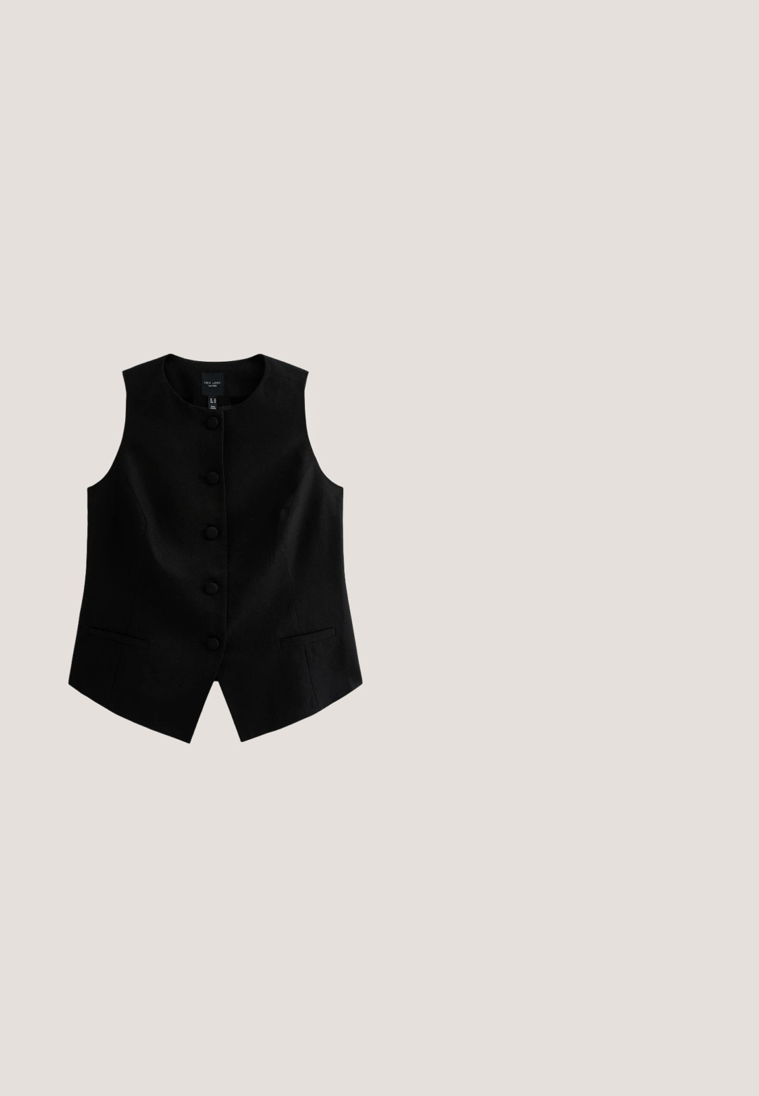 Zwarte mouwloze vest gemaakt van textuurstof, met een rechte snit, ronde halslijn en zes knopen aan de voorkant. Inclusief twee zijzakken.; Zwarte dames top met korte mouwen, ronde hals, losse pasvorm en subtiele gemêleerde textuur.; Zwarte rechte broek met knoop- en ritssluiting, riemlussen en zijzakken.; Zwarte platte flip-flop sandaal met een enkele brede band en teenpost op een witte achtergrond.; Zwarte zonnebril met een gedurfde rechthoekige vorm, donkere lenzen, glanzend kunststof montuur en subtiele gouden branding op de poot.; Zwarte leren draagtas met dubbele handvatten. Heeft een gestructureerd oppervlak, gouden kettingaccent en ritssluiting voor veilige opslag.
