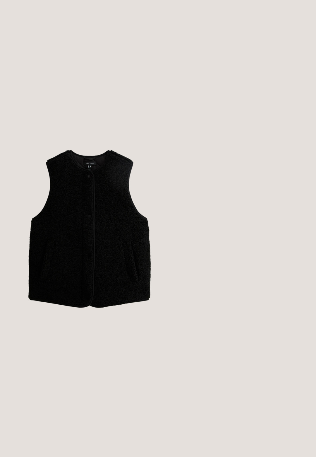 Sort fleece vest med rund halsudskæring, frontlukning med knapper og to sidelommer; har et struktureret, blødt materiale.; Sort langærmet top med asymmetrisk halsudskæring, præget af en dekorativ ribbet kant med tynde vandrette udsnit.; Sorte læderleggings med høj talje, glat tekstur og tætsiddende pasform fra talje til ankel.; Beige og mørkebrun højhælet sko med slangeskindsmønster, spids tå og slank stilet hæl, sidevisning på hvid baggrund.; Sort håndtaske med vævet tekstur, prydet med farverige kvadratiske sten. Guld sommerfugle spænde på toppen, dobbelte sorte skulderremme.; Guldblomsterformede øreringe med en bølget kantdesign, glat overflade og en åben midte.