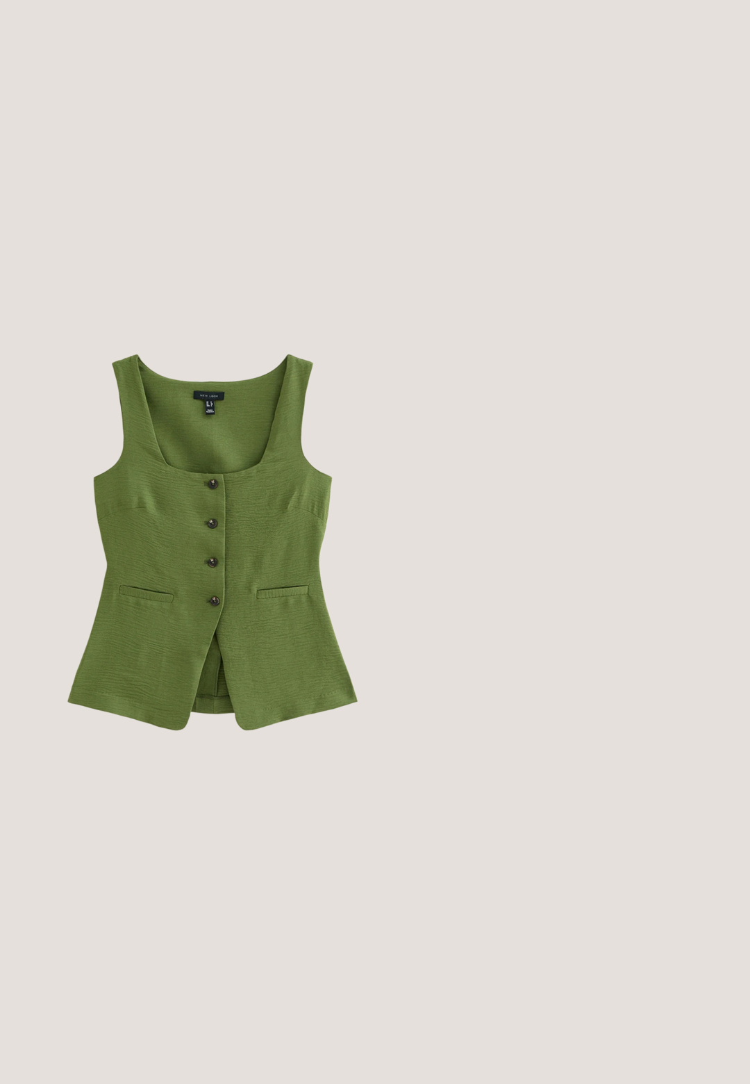 Groene mouwloze vest met knopen, vierkante halslijn en twee voorzakken met openingen, getailleerde pasvorm met gestructureerde stof.; Mouwloos olijfgroen gebreid sweatervest met geribbelde ronde hals, armsgaten en zoom, plat gelegd op een witte achtergrond.; Groene broek met wijde pijpen en verticale strepen, voorzien van riemlussen, voorste knoop, rits en zijzakken, getoond tegen een witte achtergrond.; Groene suede klomp met een brede band en metalen gesp, kurken voetbed en een rubberen zool. Beschikt over een klein ventilatiegaatje op de bovenkant.; Grijze doorschijnende oversized vierkante zonnebril met licht afgeronde hoeken en getinte glazen, van voren weergegeven.; Rechthoekige olijfgroene geweven handtas met twee gevlochten handvatten en open bovenkant, met een getextureerd, in elkaar verweven patroon.