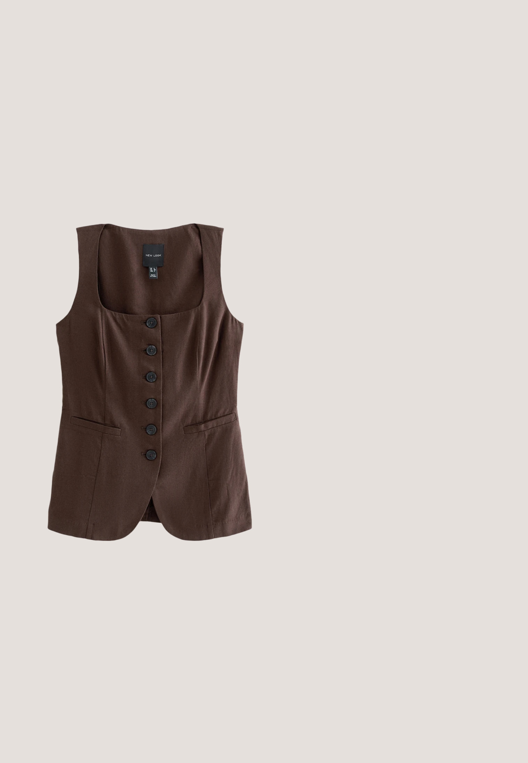 Gilet marron sans manches avec six boutons noirs sur le devant et deux poches horizontales à fentes, encolure carrée, coupe ajustée.; T-shirt uni marron foncé à manches courtes et col rond, étalé à plat, avec une petite étiquette blanche de la marque à l'intérieur de l'encolure.; Pantalon large marron foncé texturé avec taille élastique et cordon ajustable, coupe décontractée et ample.; Sandale mule en cuir brun foncé avec large bride et semelle plate, vue de côté sur fond blanc.; Lunettes de soleil rectangulaires en écailles de tortue avec des verres marron foncé et des branches fines, présentées sur fond blanc.; Sac à main demi-lune tressé marron foncé avec poignées arrondies sur le dessus et une bandoulière longue détachable sur fond blanc.