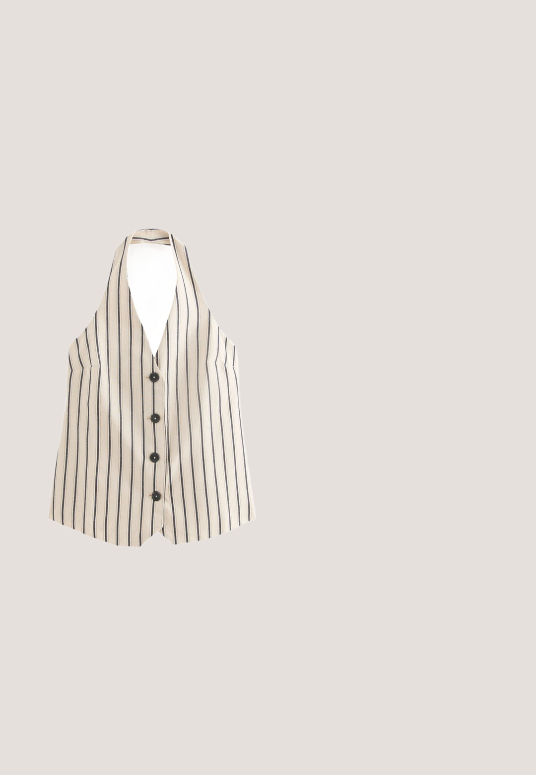 Veste blanche sans manches à col halter avec des rayures noires verticales et quatre boutons noirs sur le devant.; Chemise à boutons rayée blanche et bleu marine, avec des lignes verticales, un col classique et des poignets rayés contrastants. Texture lisse.; Pantalon large bleu foncé avec passants de ceinture et poches latérales, en tissu texturé, présenté à plat sur un fond blanc.; Sandale plate marron foncé avec trois larges brides en cuir croisées et une semelle fine.; Lunettes de soleil rectangulaires écaille de tortue avec verres marron foncé et montures épaisses, présentées sur un fond blanc.; Sac panier tressé marron foncé avec une poignée tressée unique et un dessus ouvert, présenté sur fond blanc.