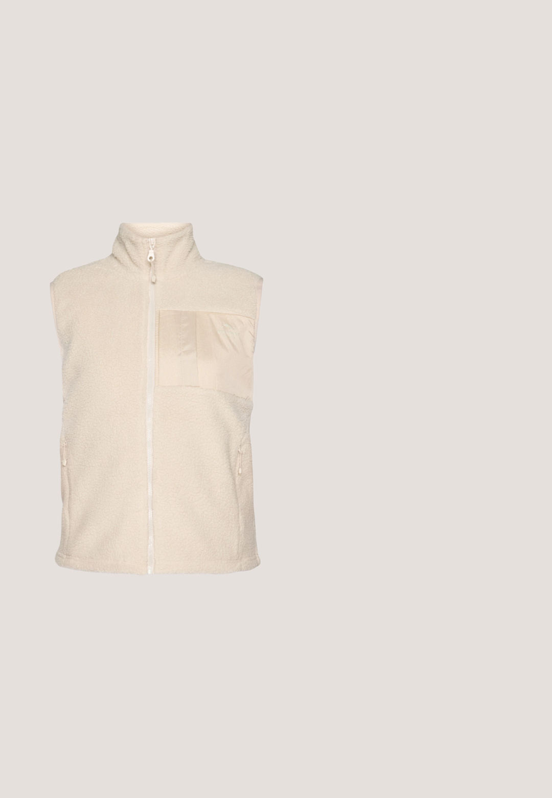 Fleece vest in lichtbeige, met een hoge kraag, een ritssluiting aan de voorkant en een patch-pocket met een gladde textuur. Inclusief twee zijzakken.; Gele hoodie met een zak aan de voorkant, verstelbare capuchon met trekkoord en geborduurd logo. Zachte stof en geribbelde manchetten.; Wit katoenen T-shirt met korte mouwen, een ronde hals en een geborduurd "Champion"-logo in een contrasterende textuur aan de voorkant.; Zwarte sweatpants van zachte stof, met een elastische tailleband, rechte benen en een klein logo aan de zijkant.; Zwarte sportieve schoen met een bovenkant van mesh, witte accenten, een gevoerde zool en een gestroomlijnd ontwerp. Heeft een ronde neus en een platte buitenzool.; Zwarte nylon draagtas met twee schouderbanden, voorzien van een grote witte Nike-logo, ritssluiting en een strak rechthoekig ontwerp.