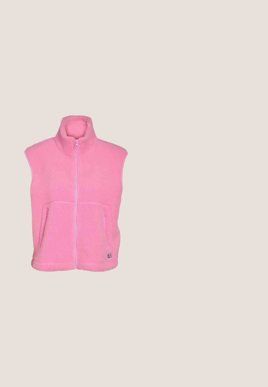 Ærmeløs pink fleecevest med lynlås foran, to lynlåslommer og en stående krave, lavet af blødt tekstureret stof.; Lyserød hættejakke lavet af blødt stof, med en frontlomme, ribbede manchetter og afslutning, samt teksten "GOOD KARMA" i hvid på brystet.; Hvid kortærmet t-shirt med lille pink kontureret blomst og kursiv tekstlogo på venstre bryst, ensfarvet baggrund.; Urban Classics Træningsbukser - softpink; Hvide sneakers med pastelfarvede lyserøde detaljer. Fremstillet af glat læder med perforeret tå, logo detalje på siden og gummisål.; Kviltet pink crossbody taske med justerbar rem, lynlåslukning og et rektangulært mærke foran. Glat struktur og kompakt design.