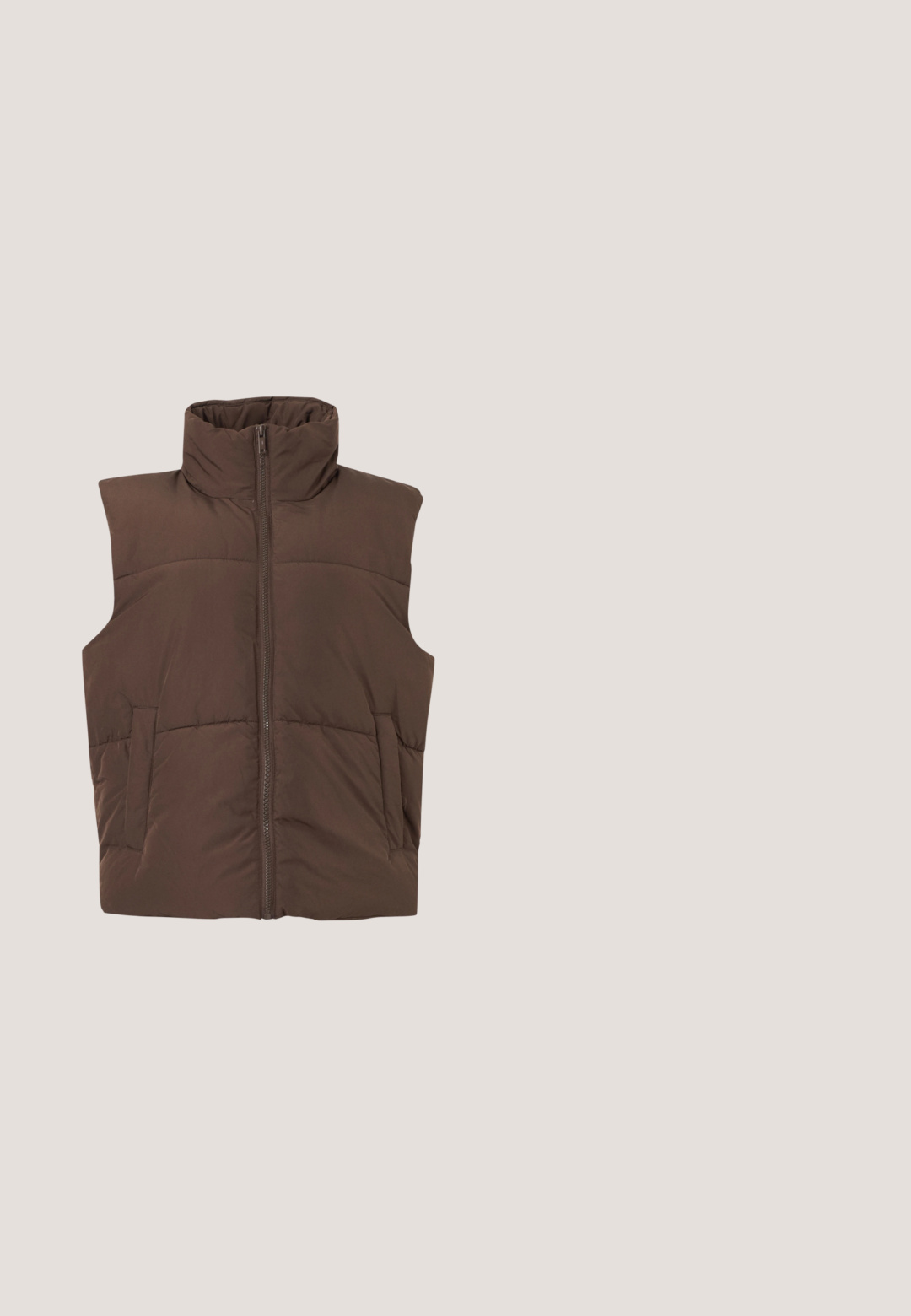 Veste matelassée marron sans manches avec col montant et fermeture éclair frontale, dotée de deux poches latérales, affichée sur un fond clair uni.; Pull en tricot beige avec des lignes courbes abstraites noires, col roulé côtelé, poignets et ourlet, présenté sur fond blanc.; Chemise moulante marron à manches longues avec texture côtelée et encolure ronde, présentée sur fond blanc.; Pantalon marron foncé à jambes larges en tissu doux. Il comporte une ceinture plate et deux poches avant, conçu pour le confort et la liberté de mouvement.; Baskets plateforme avec un motif camouflage marron et crème, semelles beiges contrastantes et lacets blancs. La tige présente des matériaux et textures variés.; Sac à bandoulière en cuir marron avec une poche à rabat avant ornée d'un détail en forme de nœud cousu et une sangle réglable.