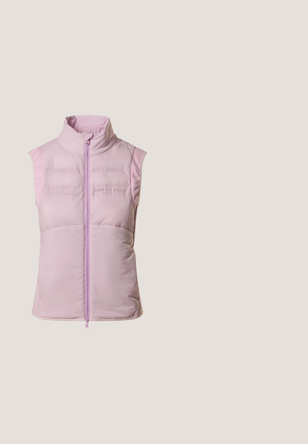 Hellviolette ärmellose gesteppte Weste mit hohem Kragen und Frontreißverschluss, mit dem "North Sails"-Logo auf der Brust.; Dunkelblauer Hoodie aus weichem Stoff, mit Rundhalsausschnitt und gerippten Bündchen. Kleines grünes Lacoste-Logo auf der Brust.; ASICS COURT TANK - Top - bright rose; Lila doppellagige Laufshorts mit breitem Bund und kleinem rosa Asics-Logo am linken Bein.; Marineblaue Sportschuh mit weißer und rosa Sohle, weißem Logo an der Seite, Schnürdesign und Mesh-Details an Zehen und Seiten.; Helles pinkes Leder-Tote mit doppelten Schulterriemen und kleinem silberfarbenem Lacoste-Krokodil-Logo in der vorderen Mitte.