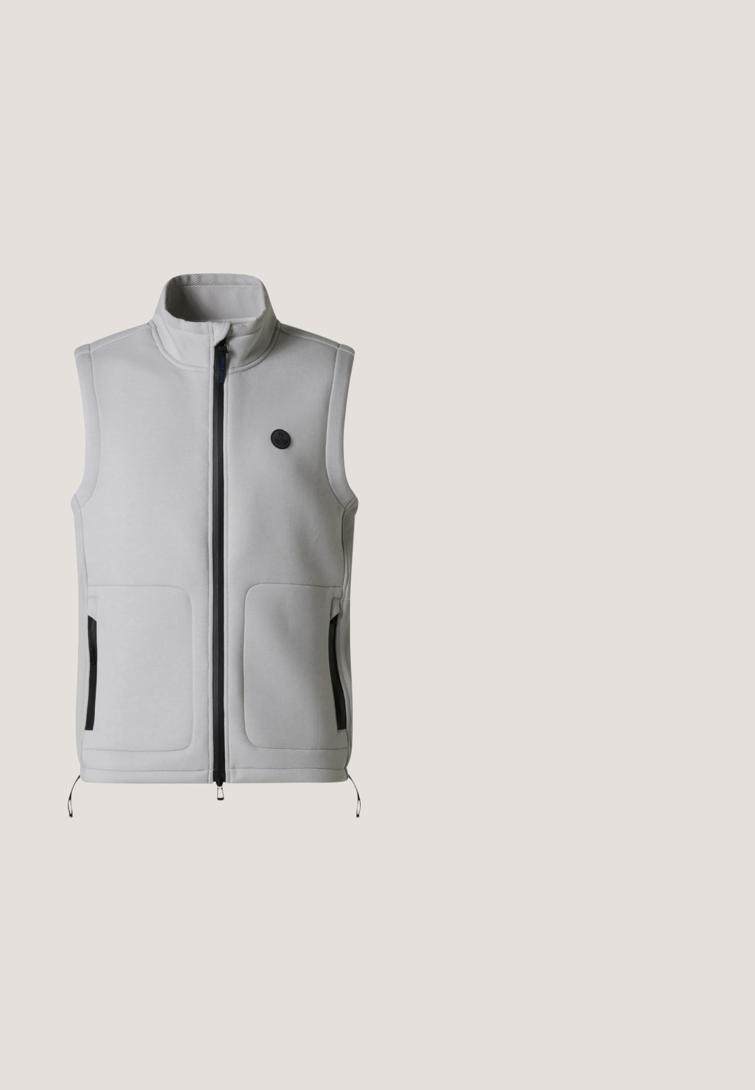 Chaleco de forro polar sin mangas de color gris claro con cuello alto, cremallera frontal, dos bolsillos laterales con cremallera y un pequeño logo negro redondo en el pecho.; Jersey de manga larga gris claro con cremallera negra hasta un cuarto y pequeño logo "BOSS" en el pecho izquierdo.; Pantalones cortos casuales azul claro con cintura elástica, bolsillos laterales y pequeño logo negro "BOSS" en la pierna izquierda.; On THE ROGER ADVANTAGE - Zapatillas - black   black; Gafas de sol rectangulares negras con lentes oscuras y varillas finas, mostradas sobre una superficie blanca inclinada hacia la derecha.; Bolsa de viaje de tela negra con dos bolsillos frontales, correa de hombro ajustable y dos asas superiores. Incluye un acento de logotipo en el lateral.